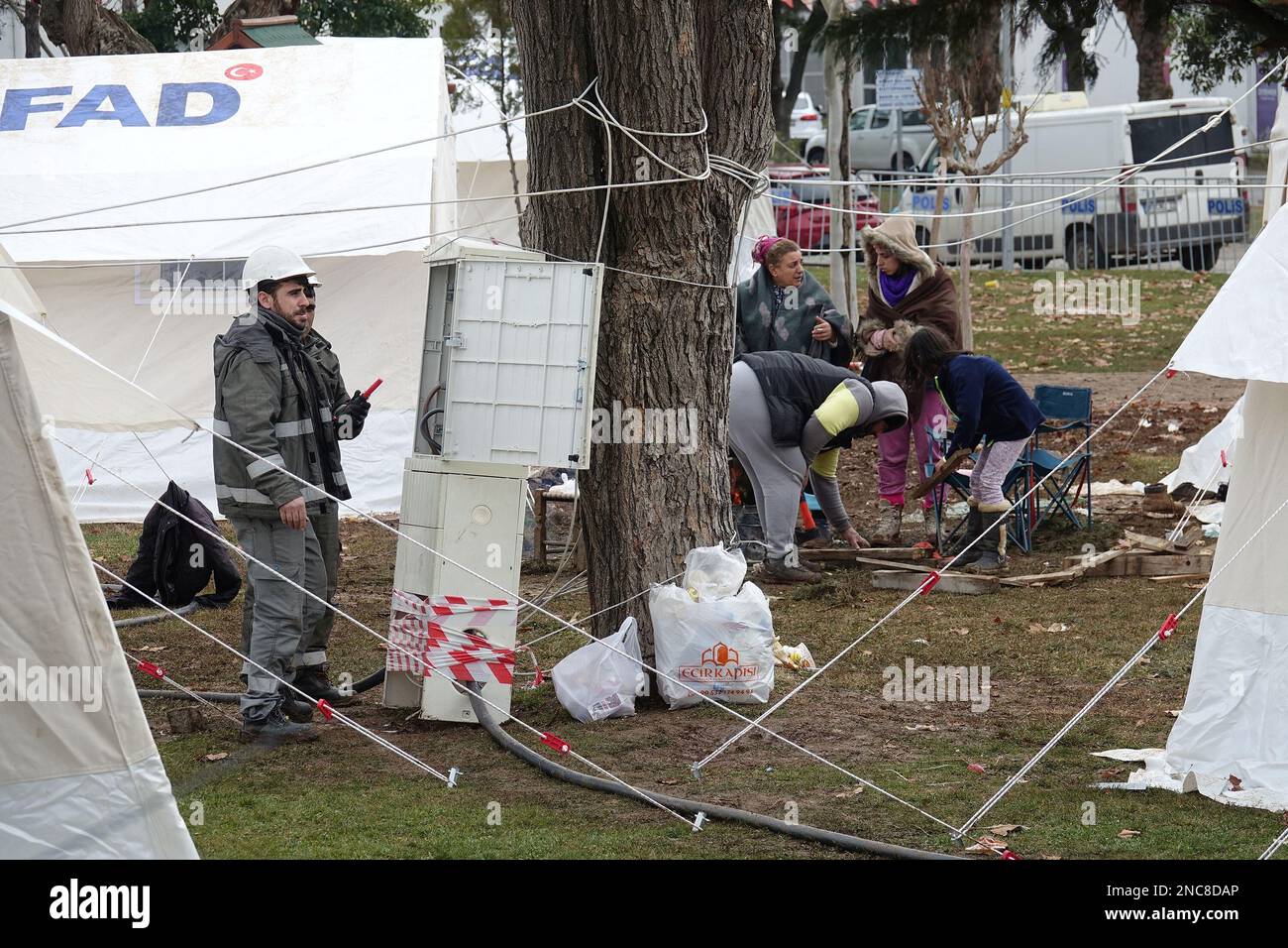 Une équipe est vue alimenter le camp. 7 bâtiments de la ville ont été complètement détruits. Les opérations de sauvetage dans la ville ont été achevées 9 jours après le tremblement de terre. Le nombre de morts a atteint 344. Il y a près de 1000 blessés.il y a un total de 307 bâtiments à Diyarbakir, dont 26 sont détruits, 25 doivent être démolis immédiatement et 261 sont lourdement endommagés. Environ 250 000 personnes ne peuvent pas entrer dans leur maison. Ils vivent soit dans des villes de tentes, soit dans des abris sûrs. Certaines familles, qui disent qu'elles ne peuvent pas trouver de tentes, vivent dans des tentes primitives faites de linoléum. Le temps froid continue dans la région. Pour cette REAS Banque D'Images