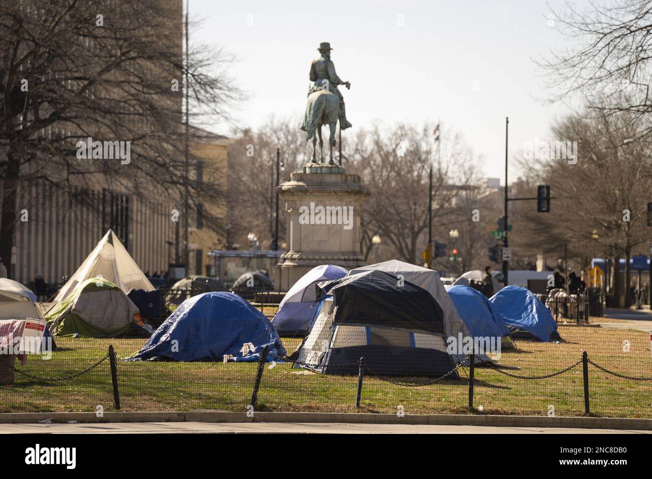 Washington, États-Unis. 14th févr. 2023. Les tentes occupent une grande partie de la place McPherson à Washington, DC, mardi, 14 février 2023. Robert White, membre du conseil de DC, demande au Service des parcs nationaux de retarder son projet de nettoyer le grand campement des sans-abri de la place McPherson sur 15 février. Photo de Ken Cedeno/UPI crédit: UPI/Alay Live News Banque D'Images