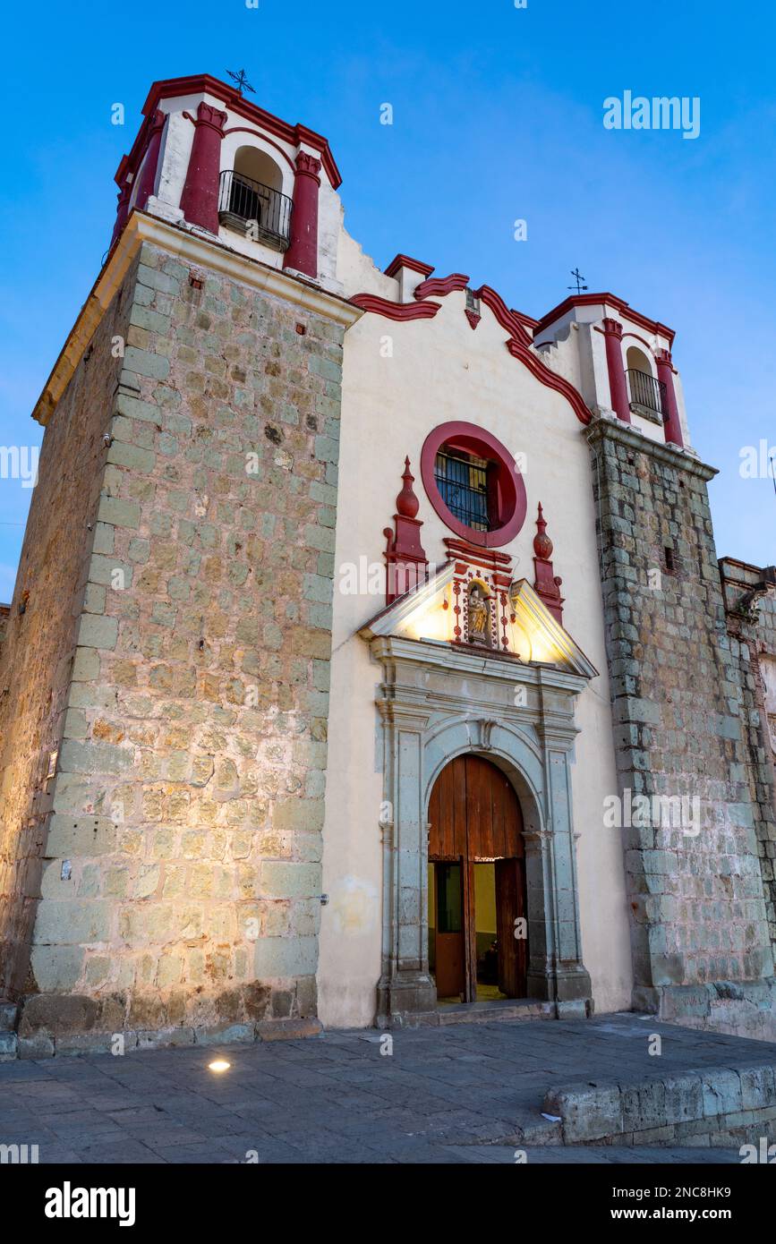 L'église de San José au crépuscule dans le centre historique de la ville d'Oaxaca, Mexique. Reconstruit en 1728 après un tremblement de terre et terminé en 1 Banque D'Images