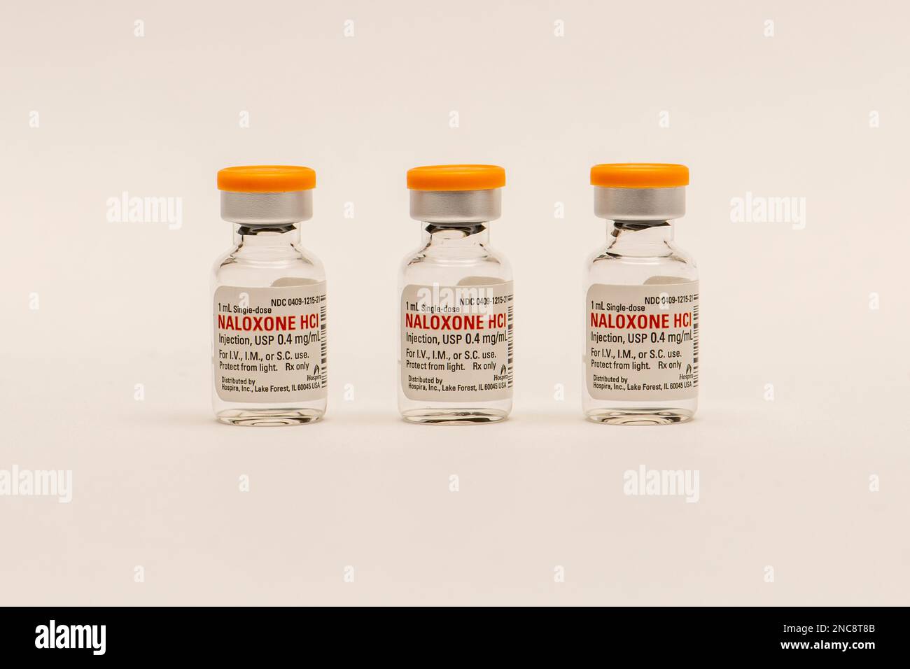 Trois bouteilles de naloxone sur fond blanc. La naloxone est un médicament qui sauve la vie qui peut inverser un surdosage d'opioïdes. Banque D'Images