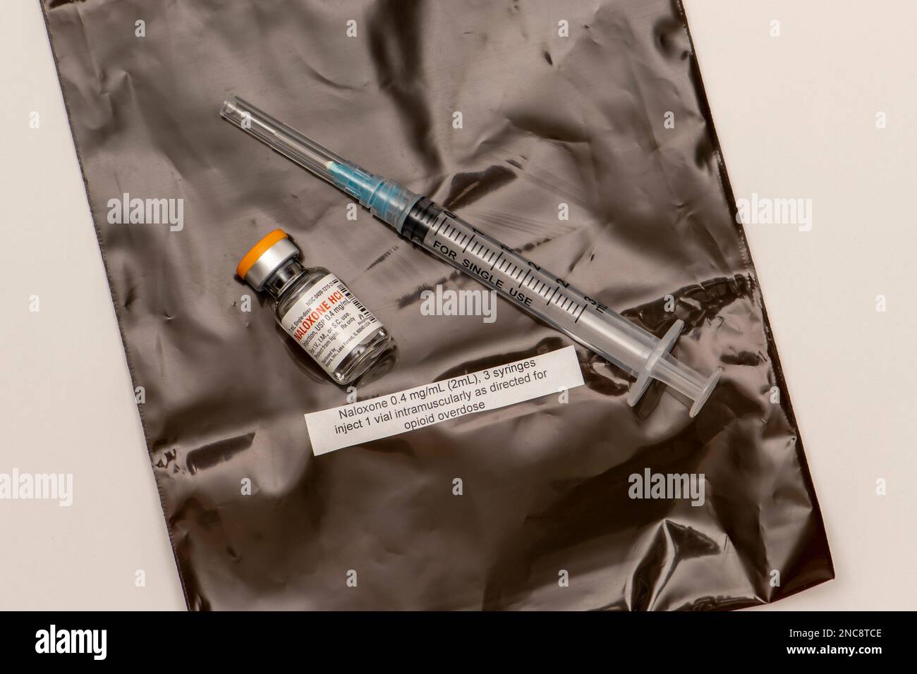 Kit de naloxone avec instructions sur la façon d'administrer le tir. La naloxone est un médicament qui sauve la vie qui peut inverser un surdosage d'opioïdes. Banque D'Images