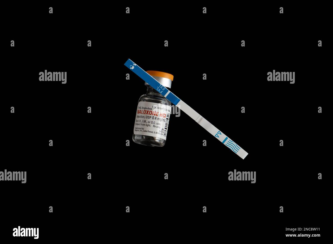 Bandelette de test de fentanyl avec flacon de naloxone salinisant la vie Banque D'Images