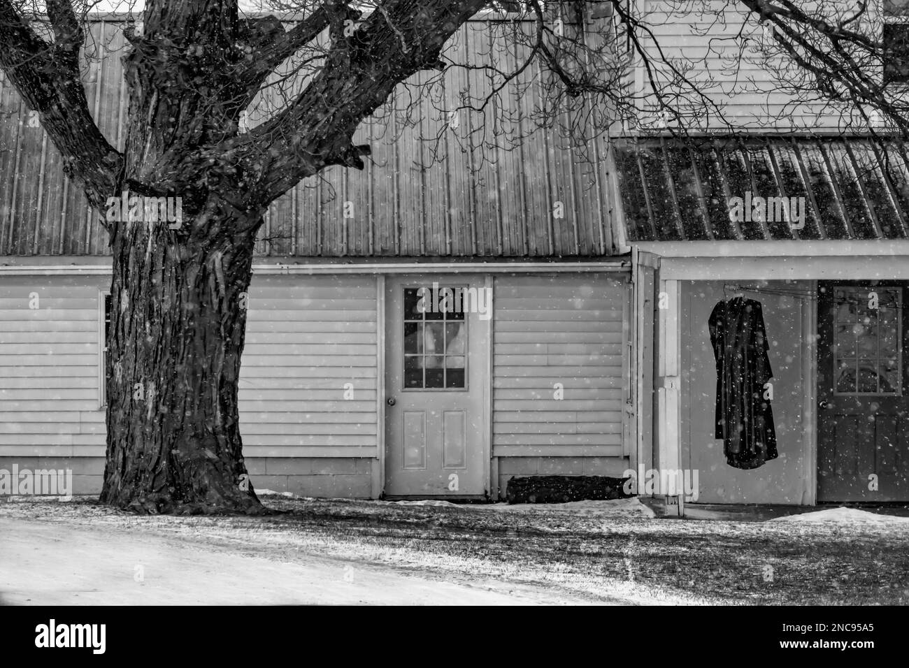 Séchage de vêtements sur le porche avant d'une maison Amish au Michigan, aux États-Unis [pas d'autorisation de propriété; licence éditoriale seulement] Banque D'Images