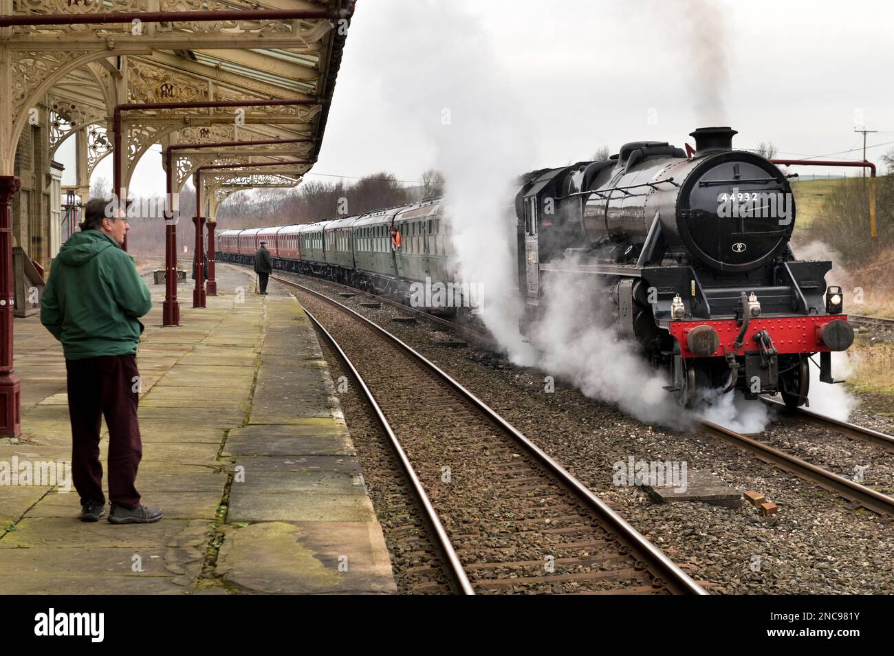 Locomotive à vapeur Black Five 44932 avec un ensemble de cars d'époque à la gare d'Hellifield, dans le North Yorkshire, en route vers Hull pour une séance de tournage. Banque D'Images