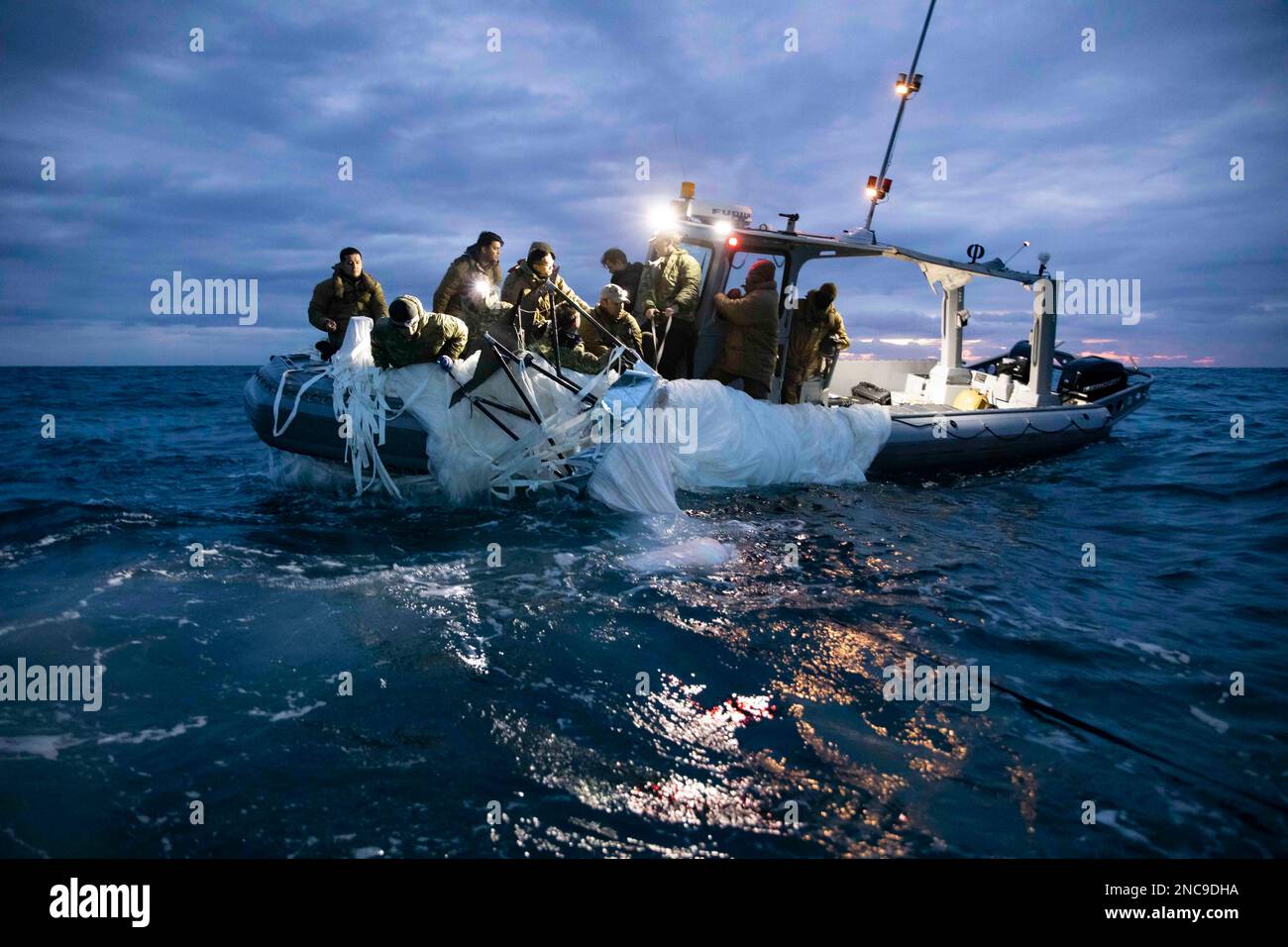 5 févr. 2023 - Océan Atlantique, États-Unis - des marins affectés à l'élimination des explosifs Ordnance Group 2 récupèrent un ballon de surveillance à haute altitude au large de la côte de Myrtle Beach, Caroline du Sud, 5 février 2023. L'EODGRU 2 est un élément essentiel de la Force expéditionnaire de la Marine qui élimine les risques d'explosion pour fournir l'accès aux zones interdites; sécurise le domaine sous-marin pour la liberté de mouvement; construit et favorise des relations avec des partenaires de confiance, et protège la patrie. Sous la direction du président des États-Unis et avec le plein appui du gouvernement du Canada, U.S. Fighter Aircraft un Banque D'Images