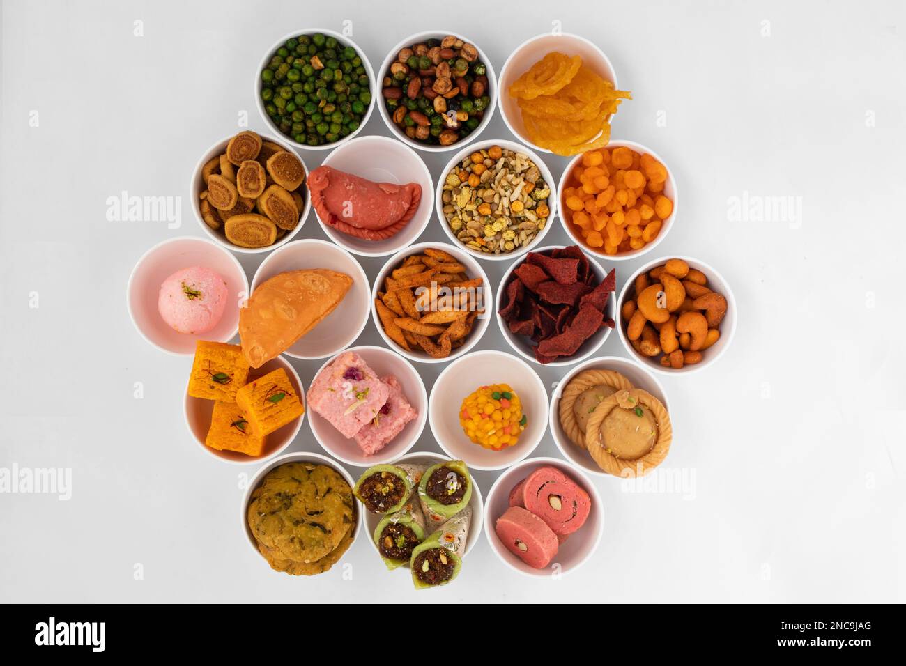 Assortiment de sucreries indiennes et d'en-cas comme Gujiya, Chandrakala, Kalash Gujia, Suryakala, Rose Karanji, Potli Gujia, Chandrakala, Laung Latta, Samosa Gunji Banque D'Images