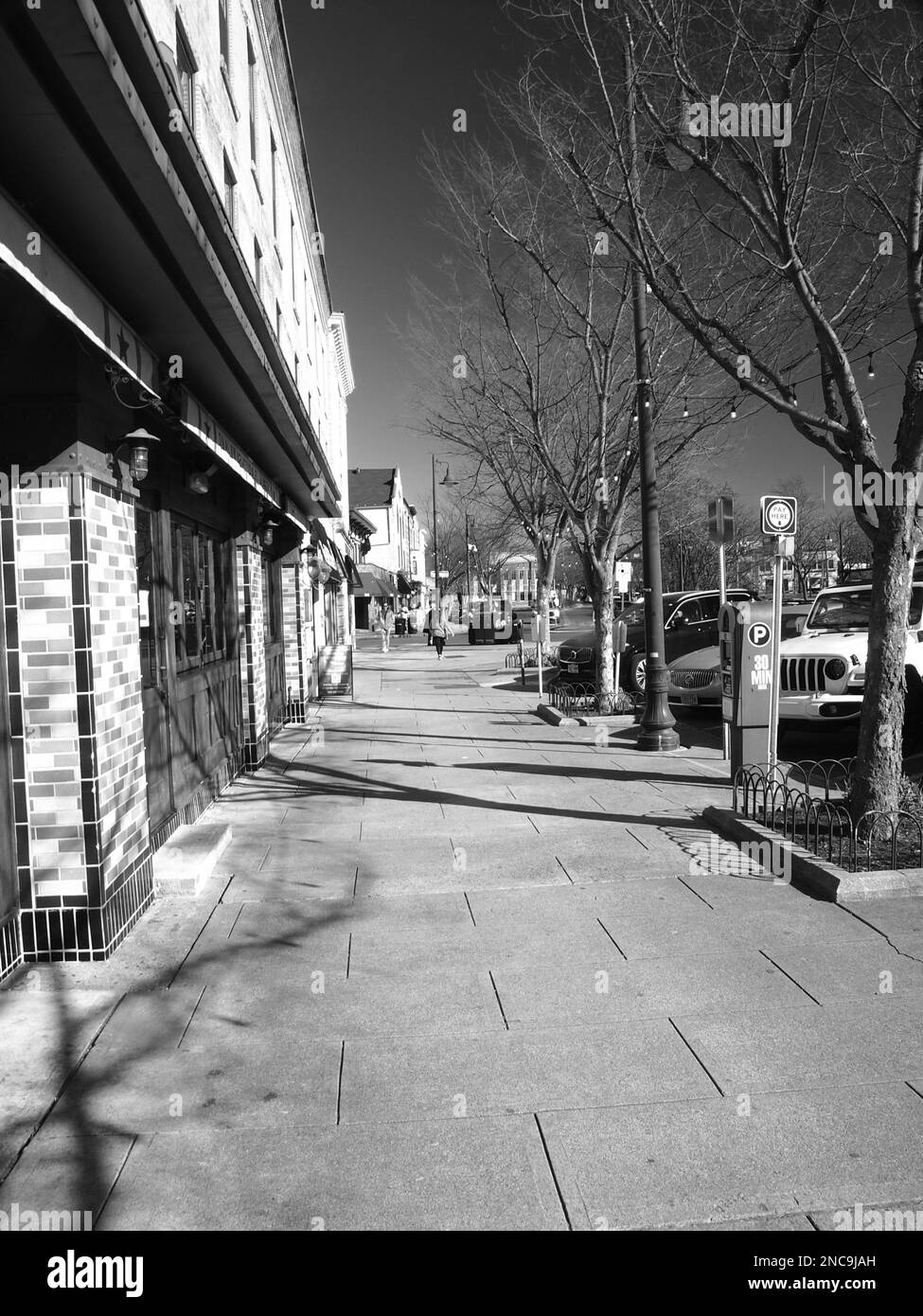 Summit Avenue à Summit, New Jersey, vue en noir et blanc. Centre d'affaires propre et viable dans le nord du New Jersey. ville prospère de taille moyenne. Banque D'Images