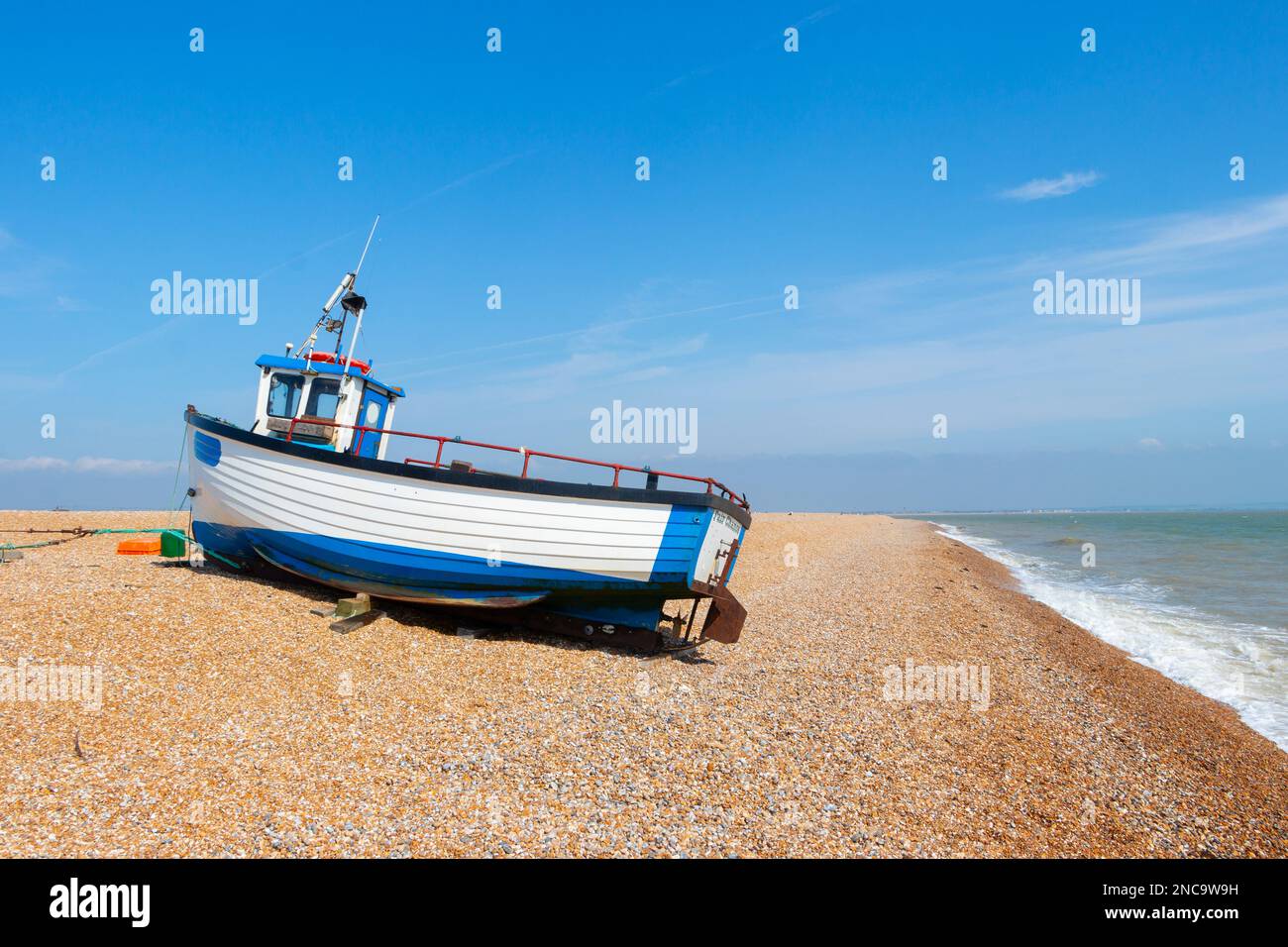 Bateau de pêche isolé en bois sur une plage de galets à Dungeness Kent Banque D'Images