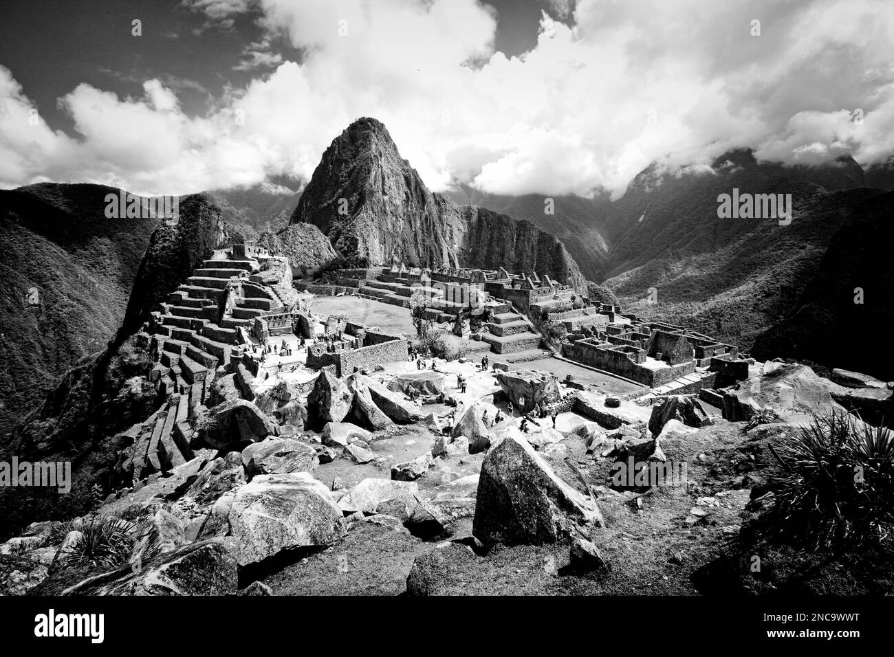 Les ruines historiques de la ville inca de Machu Picchu s'étendent sur une selle de haute montagne dans les Andes du Pérou. Banque D'Images