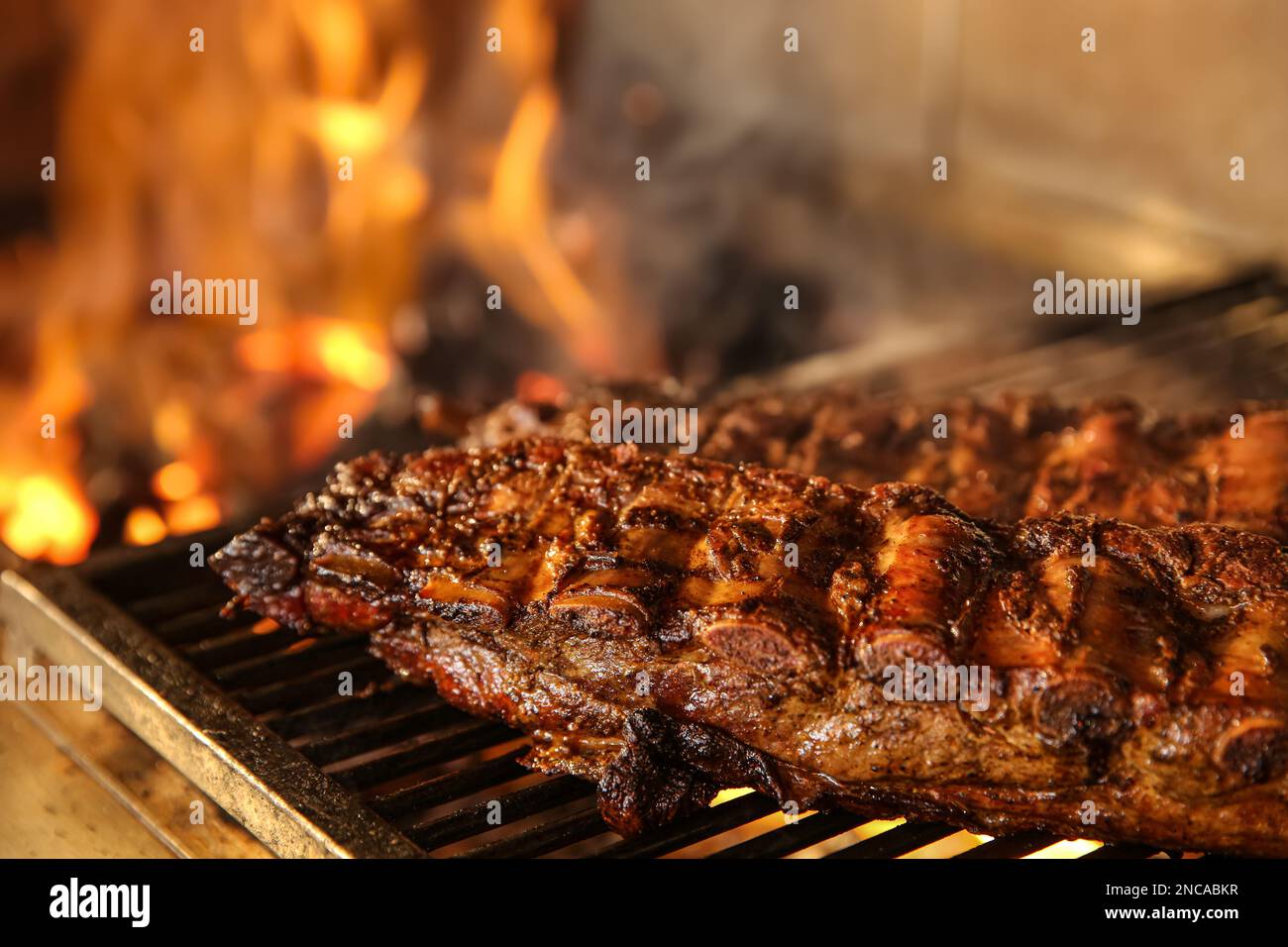 Grille de cuisson avec de savoureuses côtes de porc au four, gros plan