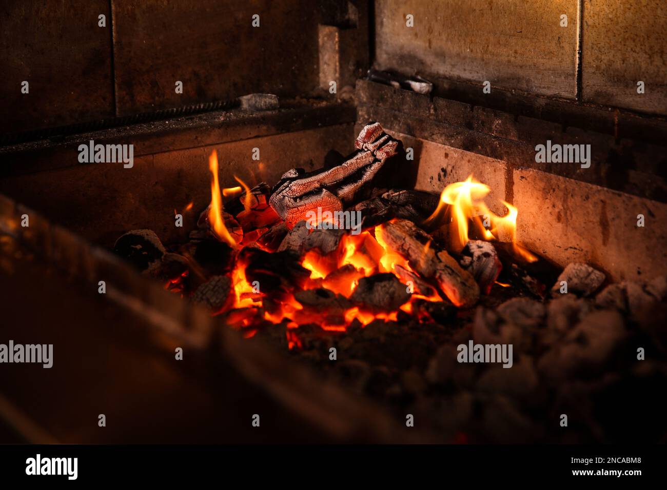 Four avec bois de chauffage dans la cuisine du restaurant, vue rapprochée Banque D'Images Four avec bois de chauffage dans la cuisine du restaurant, vue rapprochée Banque D'Images