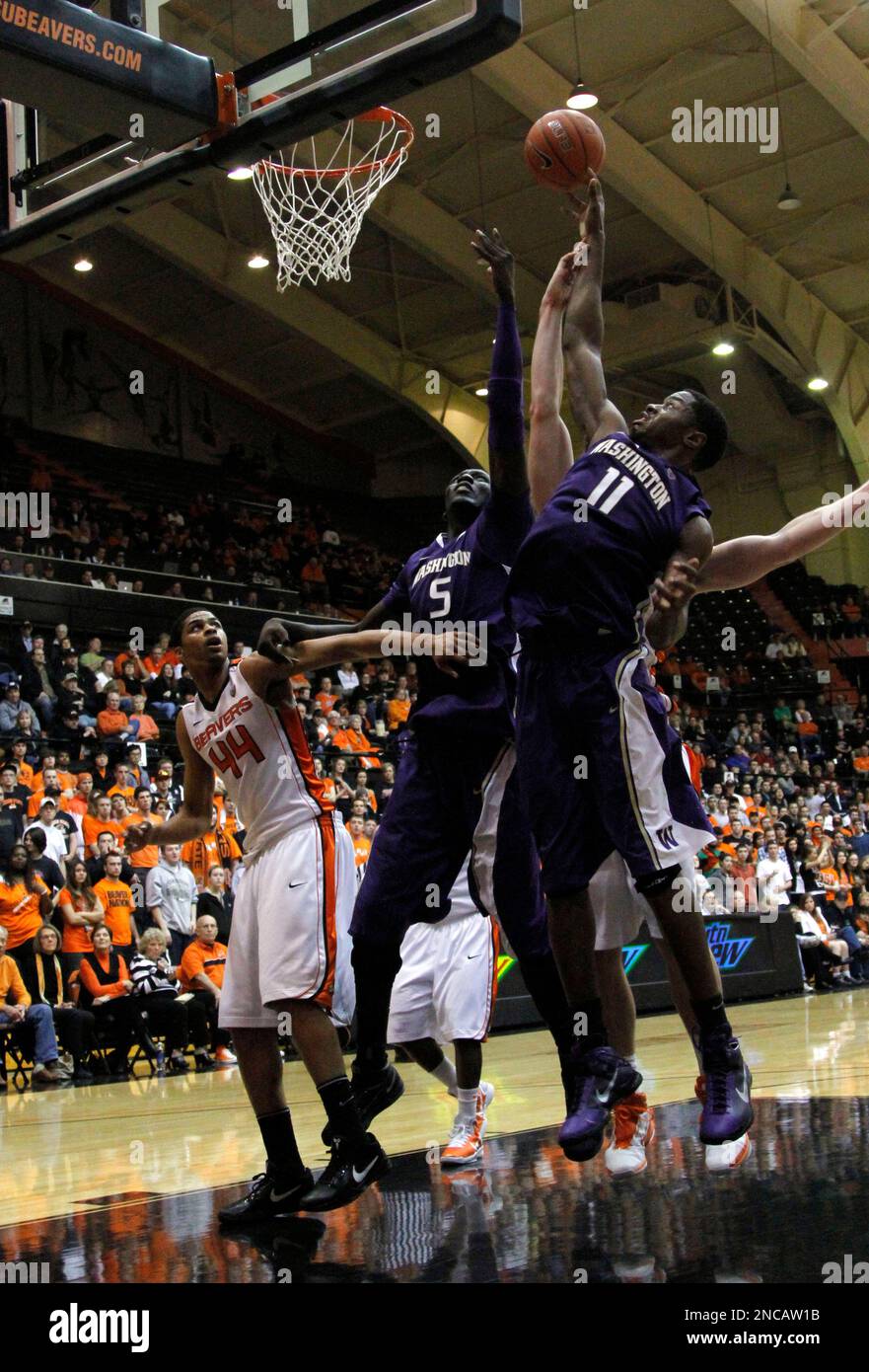 Washington's Matthew Bryan-Amaning, right, and Aziz N'Diaye battle for a rebound as Oregon State's Devon Collier stands at left during the second half of their NCAA college basketball game in Corvallis, Ore., Thursday, Feb.3, 2011. Oregon State beat No. 20-ranked Washington 68-56.(AP Photo/Don Ryan) Banque D'Images