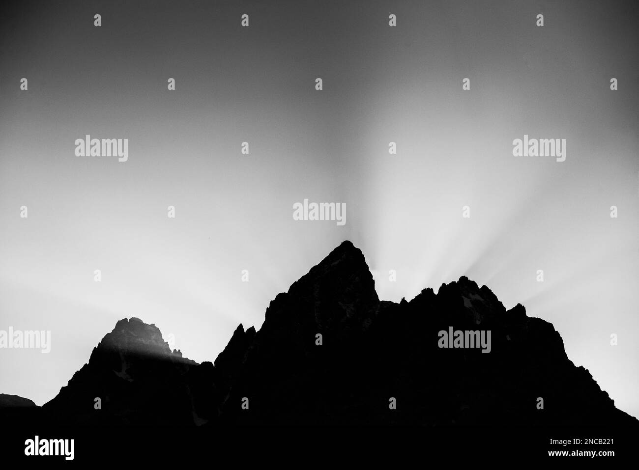 Image en noir et blanc du soleil se coucher derrière Teton Range, suggérant le renouvellement, la récupération, la stabilité, la puissance, honneur. Parc national de Grand Teton, Wyoming Banque D'Images