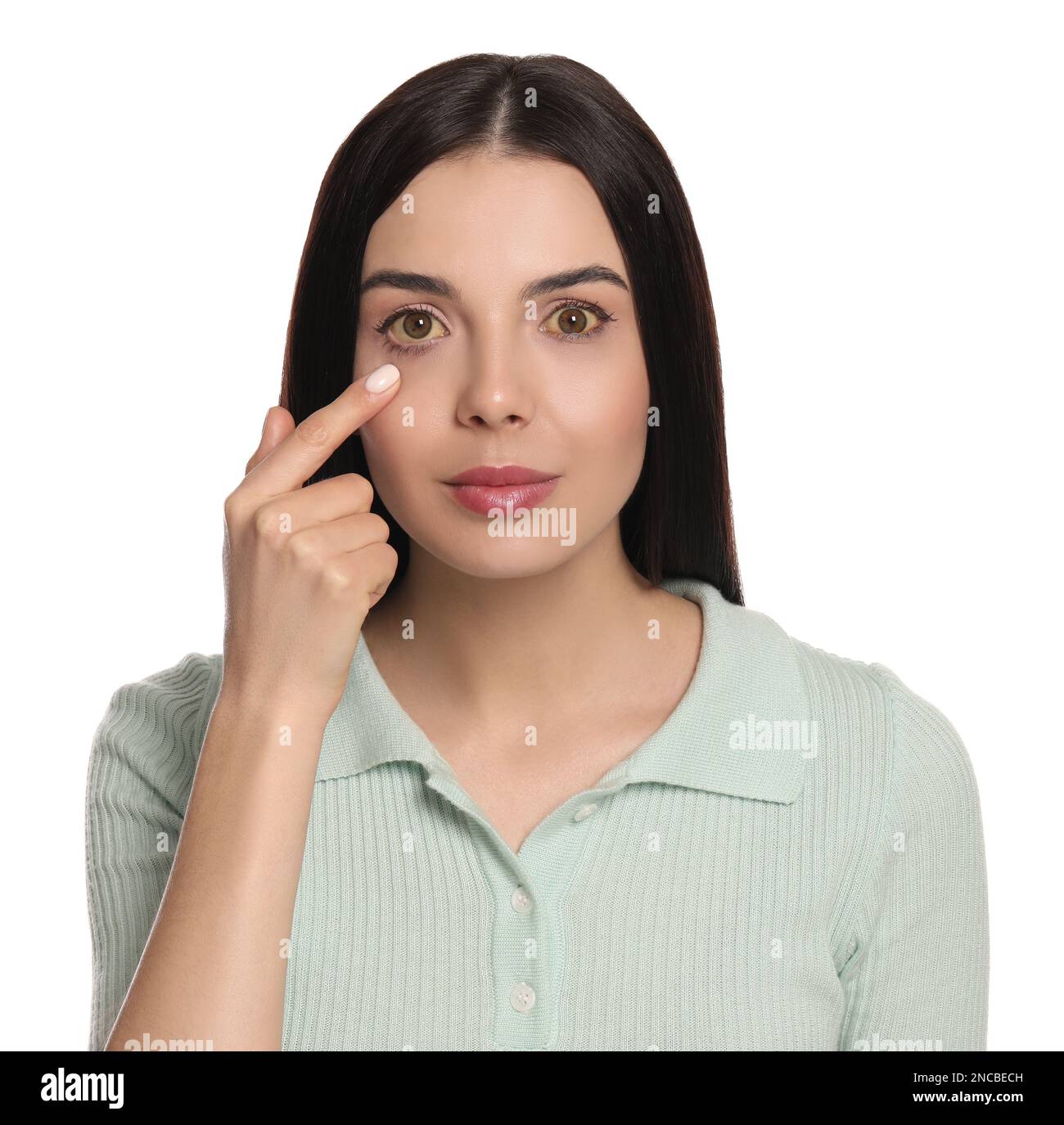 Femme vérifiant son état de santé sur fond blanc. Yeux jaunes comme symptôme de problèmes avec le foie Banque D'Images