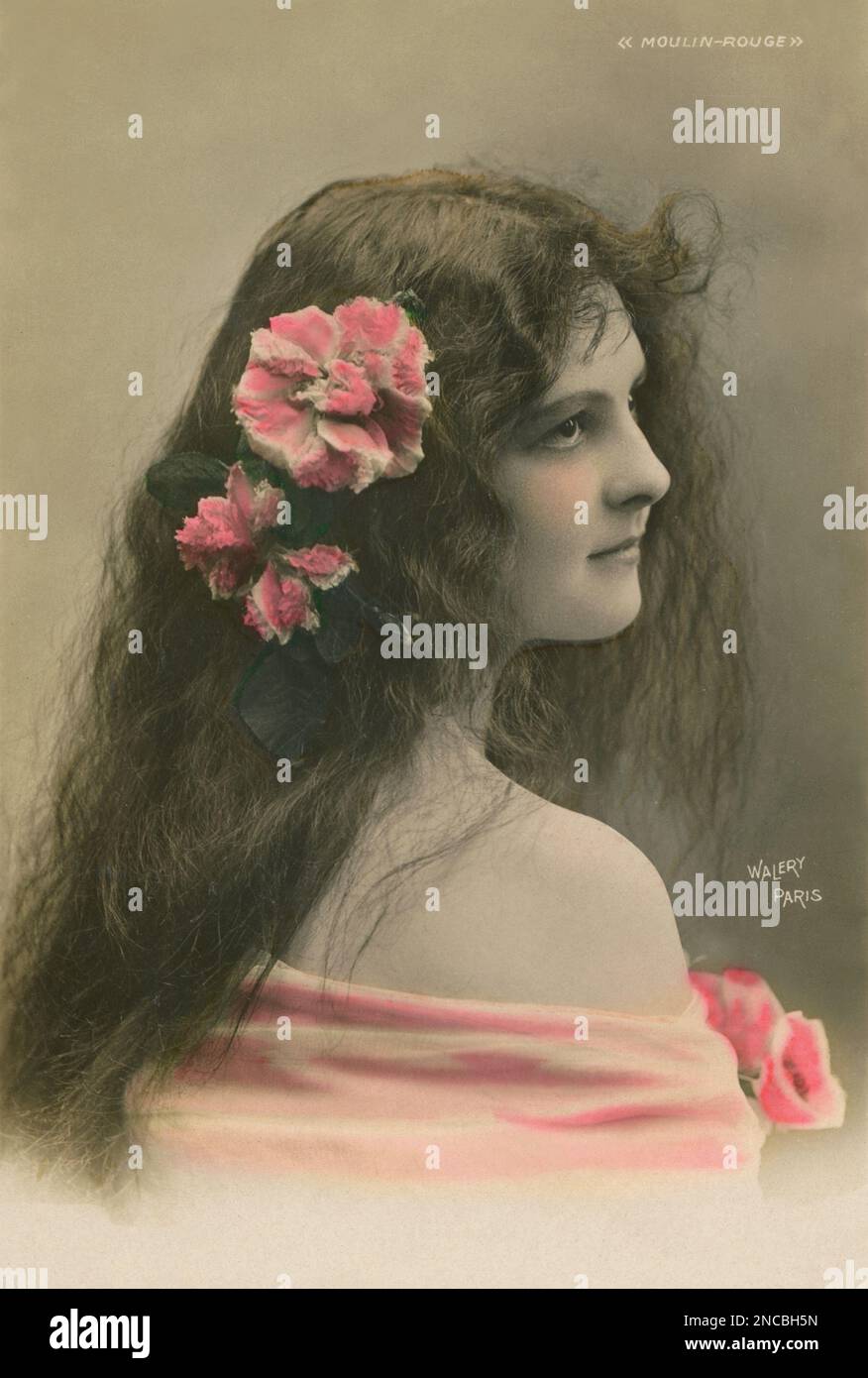 Edith Whitney - photo de Waltery Studio (Paris) - interprète au « Poulin Rouge » - restaurée à partir de la carte postale S I P 5021 originale par le photographe du Montana Banque D'Images