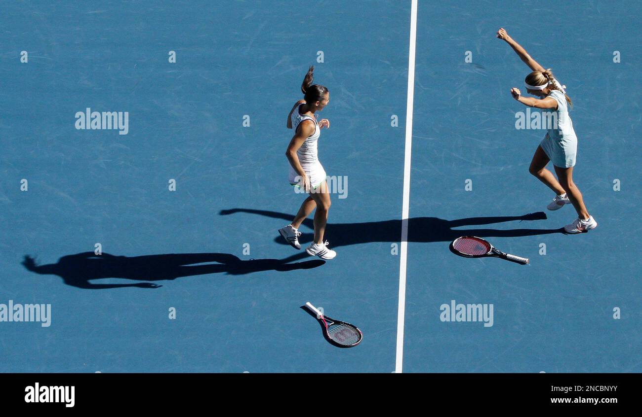 Italy's Flavia Pennetta, left, runs to her partner Argentina's Gisela Dulko after winning their women's doubles final against Victoria Azarenka of Belarus and Russia's Maria Kirilenko at the Australian Open tennis championships in Melbourne, Australia, Friday, Jan. 28, 2011. (AP Photo/John Donegan) Banque D'Images