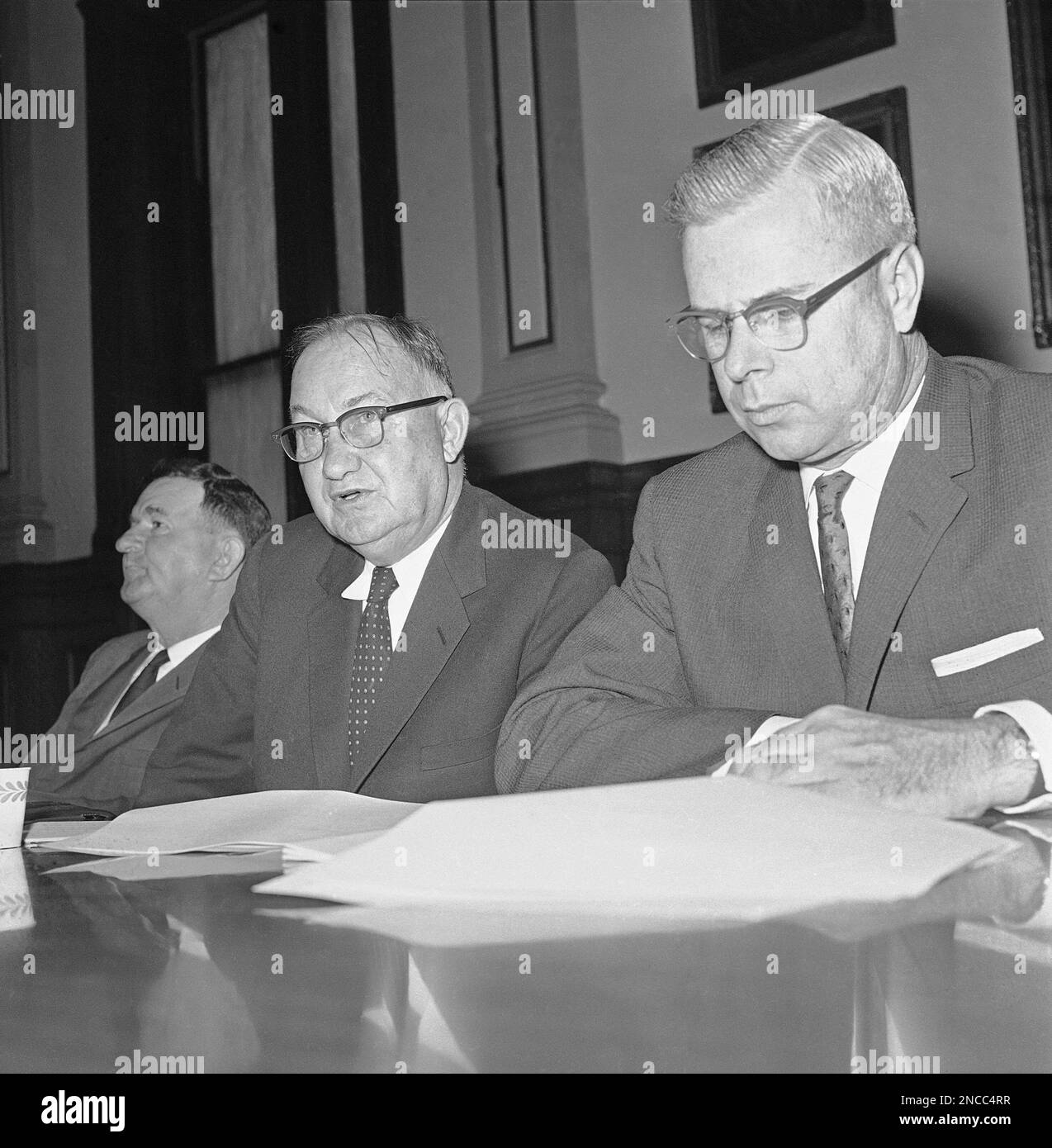 John A. Sibley of Atlanta, center, chairman of the School Study Committee reads a majority report of the committee recommending changes in the state constitution to allow local freedom of choice in the school integration crisis in Atlanta on April 28, 1960. At left is Sen. John Greer of Lakeland, secretary of the committee. Right is John Duncan Jr., of Quitman, vice-chairman of the committee and president of the Georgia Farm Bureau. (AP Photo/Horace Cort) Banque D'Images
