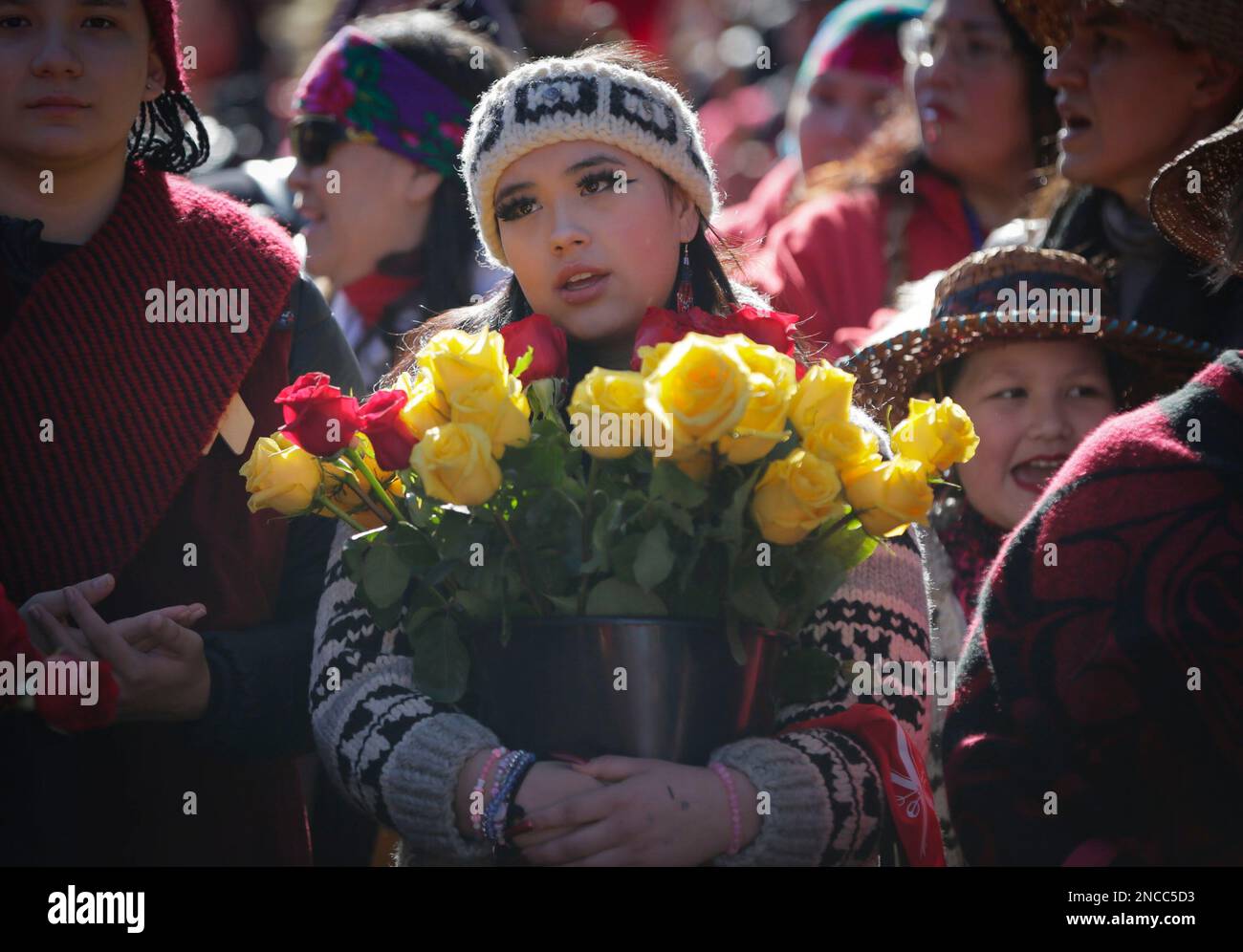 Vancouver, Canada. 14th févr. 2023. Une jeune fille autochtone participe à la Women's Memorial March à Vancouver, en Colombie-Britannique, au Canada, le 14 février 2023. Des milliers de personnes ont participé à la marche pour commémorer les femmes et les filles autochtones disparues et assassinées. Credit: Liang Sen/Xinhua/Alay Live News Banque D'Images