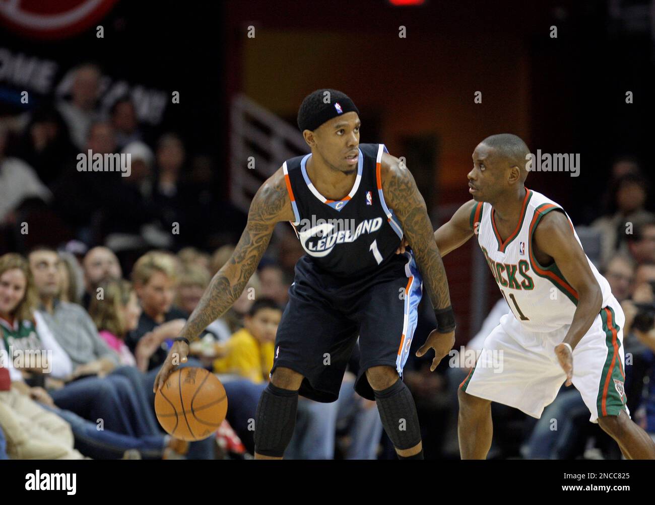 Cleveland Cavaliers' Daniel Gibson (1) tries to get past Milwaukee Bucks' Earl Boykins (11) in an NBA basketball game Friday, Jan. 21, 2011, in Cleveland. (AP Photo/Tony Dejak) Banque D'Images