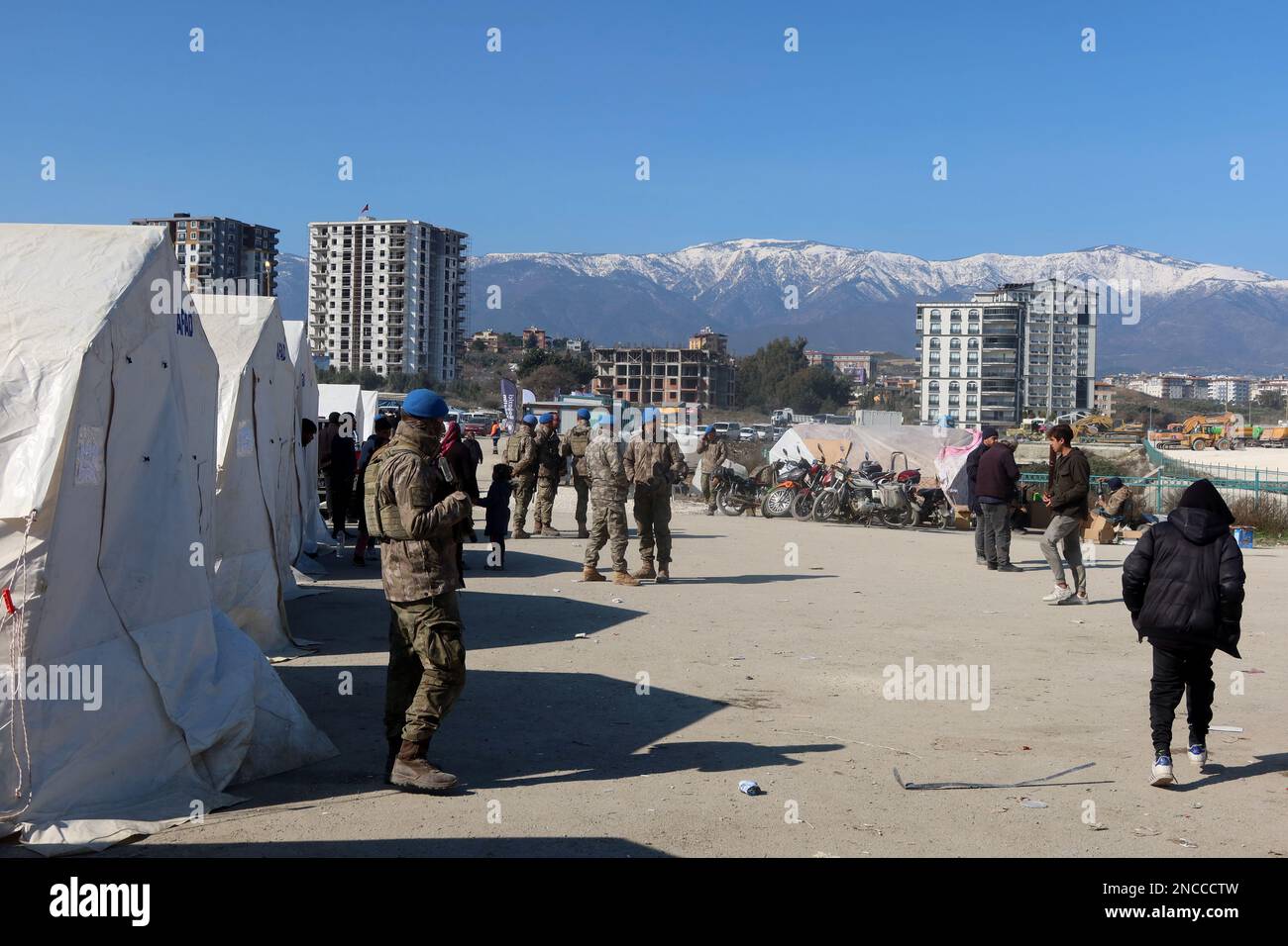 Camp pour personnes déplacées à Antakya, Turquie, 14 février 2023. Le tremblement de terre de 6 février a causé jusqu'à présent entre 30,000 et 40,000 des cas de précarités en Turquie et en Syrie. (Photo d'Elisa Gestri/Sipa USA) Banque D'Images