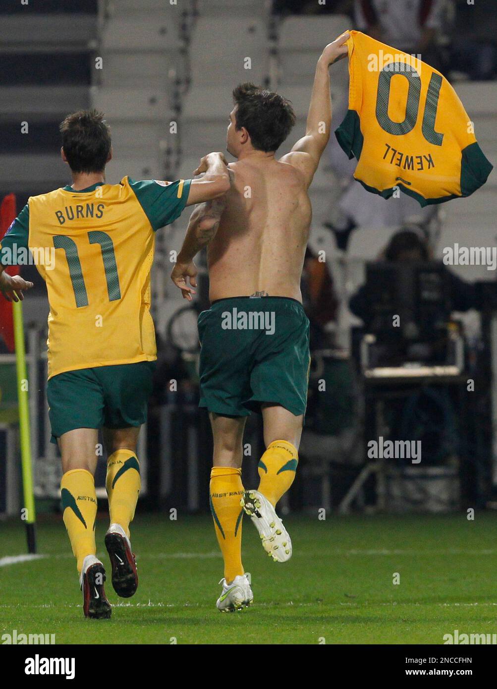 Australia's Harry Kewell, right, celebrates with teammate Nathan Burns after scoring a goal against Iraq during their AFC Asian Cup quarterfinal soccer match at Al Sadd Stadium, in Doha, Qatar, Saturday Jan. 22, 2011. Australia beat Iraq 1-0. (AP Photo/Tara Todras-Whitehill) Banque D'Images