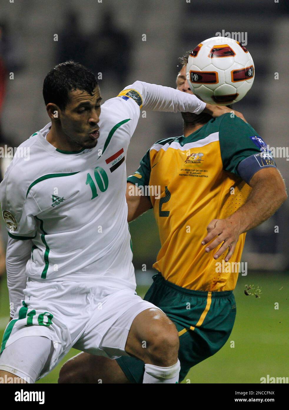 Iraq's player Younus Mahmood, left, fights for ball against Australia's player Lucas Neill during their AFC Asian Cup quarterfinal soccer match at Al Sadd Stadium, in Doha, Qatar, Saturday Jan. 22, 2011. (AP Photo/Tara Todras-Whitehill) Banque D'Images