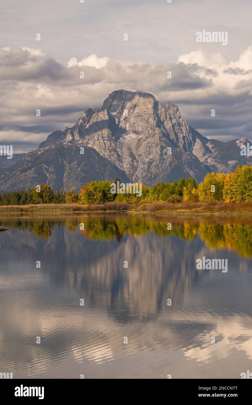 Le mont Moran se reflète dans les eaux calmes d'Oxbow Bend de la rivière Snake, parc national de Grand Teton, Wyoming, États-Unis Banque D'Images