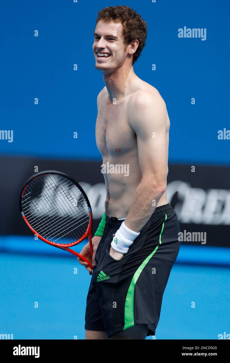 Britain's Andy Murray smiles during a practice session on Rod Laver Arena in Melbourne, Australia, Sunday, Jan. 16, 2011. Murray is preparing for the Australian Open tennis championship which begins here Monday Jan. 17. (AP Photo/Vincent Thian) Banque D'Images