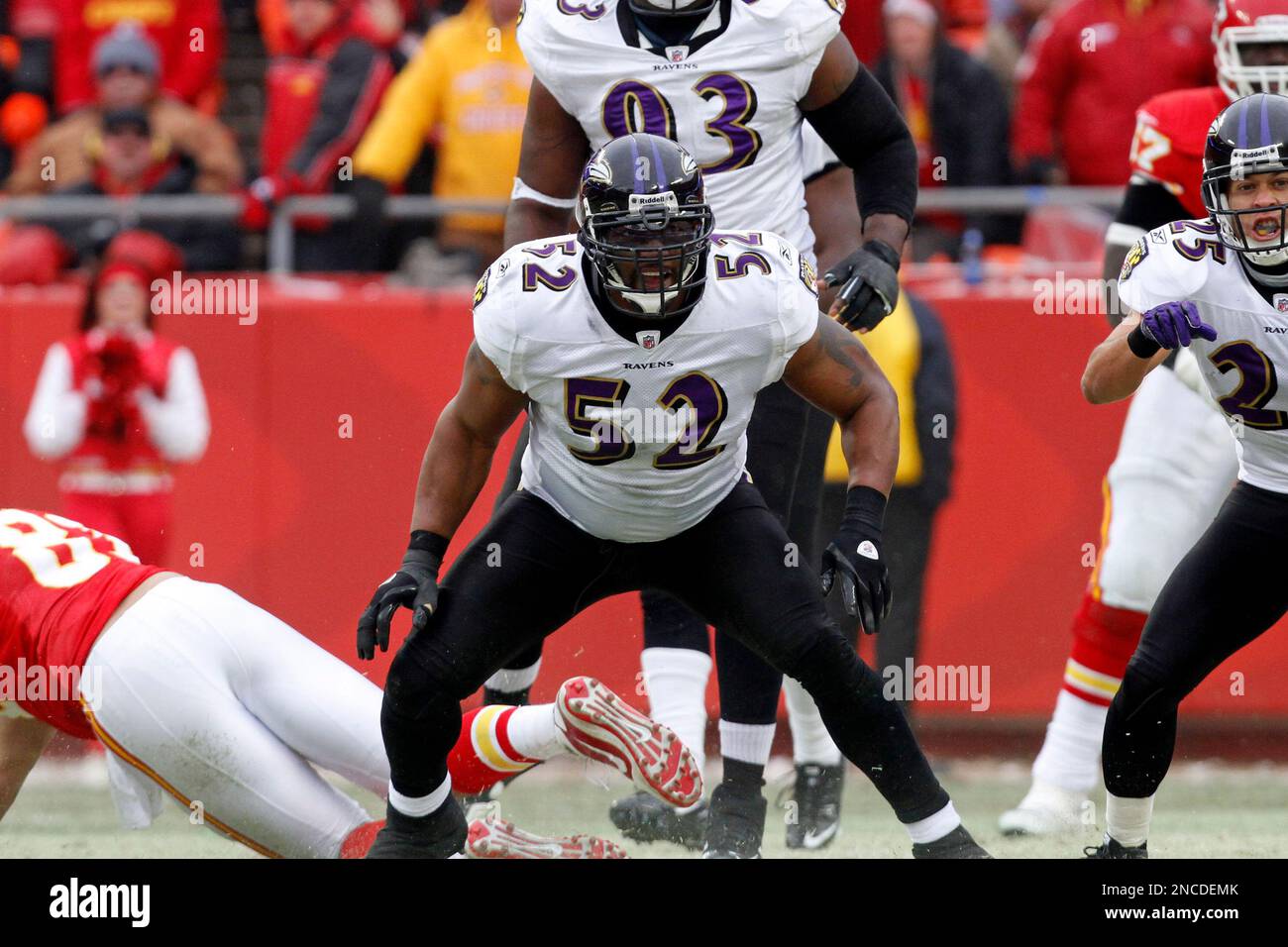 Baltimore Ravens Ray Lewis #52 is seen during the third quarter of an NFL AFC wild card football playoff game against the Kansas City Chiefs on Sunday, Jan. 9, 2011, in Kansas City, Mo. (AP Photo/Jeff Tuttle) Banque D'Images