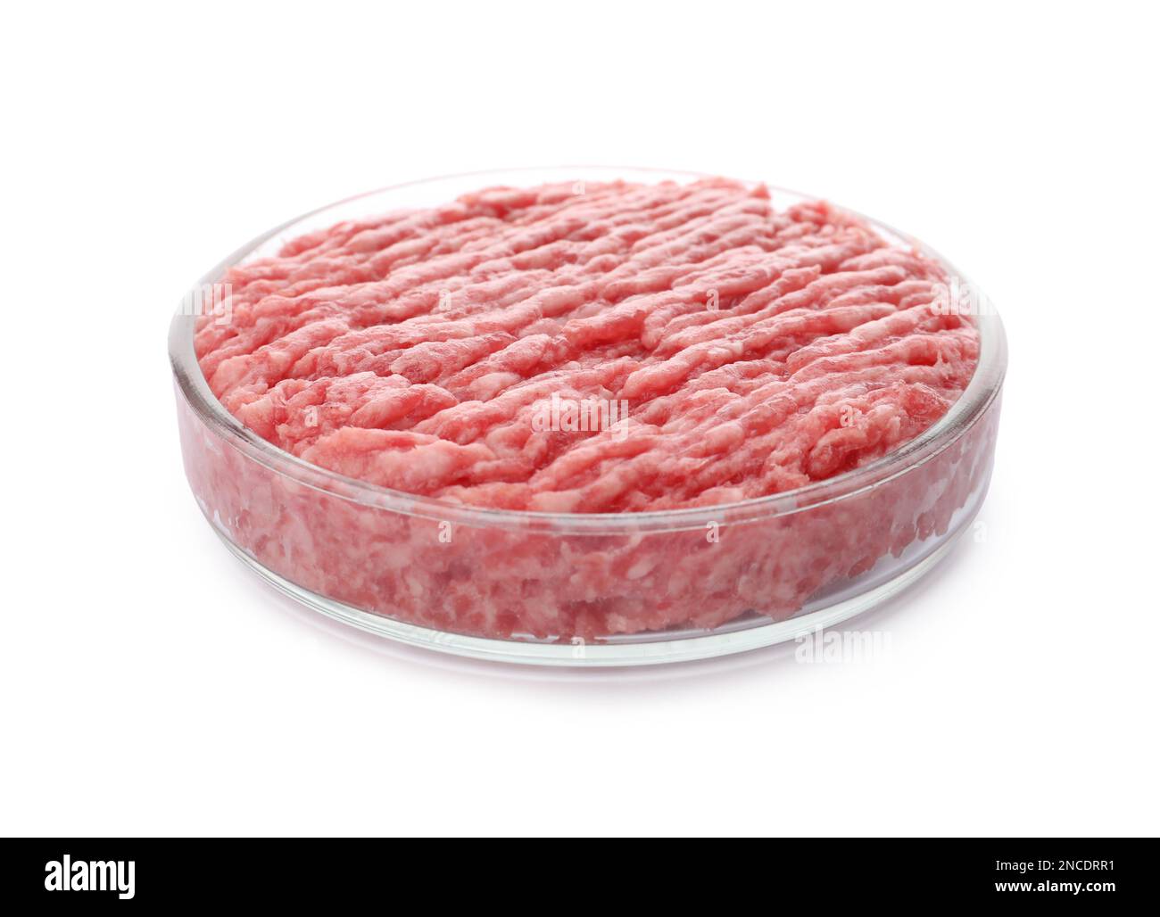 Boîte de Pétri avec viande de culture hachée brute sur fond blanc Banque D'Images