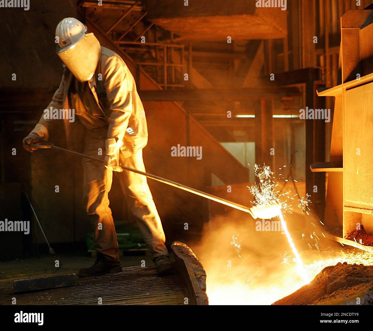 FILE - This Sept. 22, 2005 file photo shows a steel worker taking a sample at the blast furnace of ThyssenKrupp steel company in Duisburg, western Germany. Official data show that the German economy grew by a powerful 3.6 percent last year, the strongest performance since reunification two decades ago. The preliminary figure announced Wednesday Jan. 12, 2011, by the Federal Statistical Office compared with a painful 4.7 percent contraction in 2009. (AP File Photo/Frank Augstein) Banque D'Images
