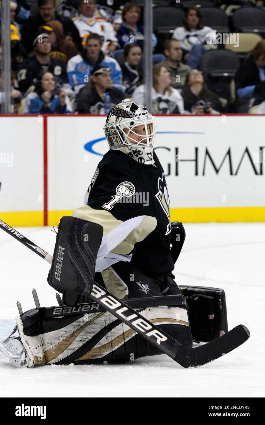 Pittsburgh Penguins goalie Brent Johnson (1) warms up before an NHL hockey game against the Boston Bruins in Pittsburgh Monday, Jan. 10, 2011. (AP Photo/Gene J. Puskar) Banque D'Images