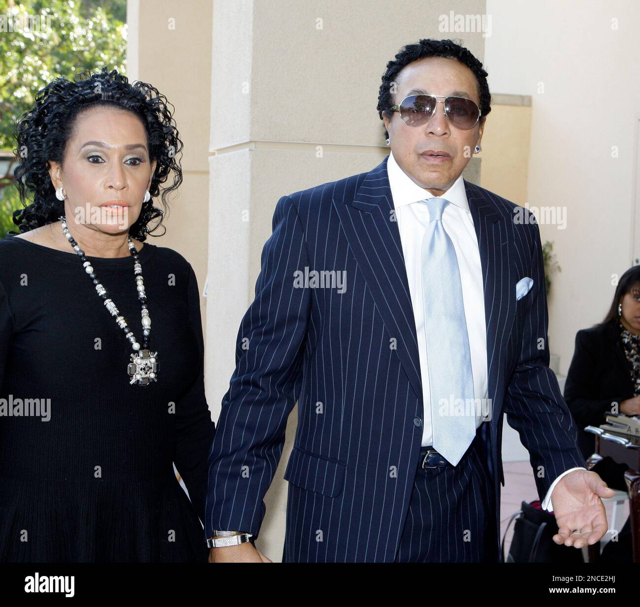 Smokey Robinson and his wife Frances Gladney arrive at a memorial service for singer Teena Marie at Forest Lawn-Hollywood Hills in Los Angeles, Monday, Jan. 10, 2011. Teena Marie, whose given name was Mary Christine Brockert, died Dec. 26, 2010, at age 54. (AP Photo/Reed Saxon) Banque D'Images