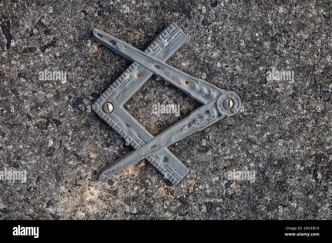 Symboles de la boussole et du carré de Freemasons sur une tombe à Glen Innes, dans le nord de la nouvelle-galles du Sud, en australie Banque D'Images