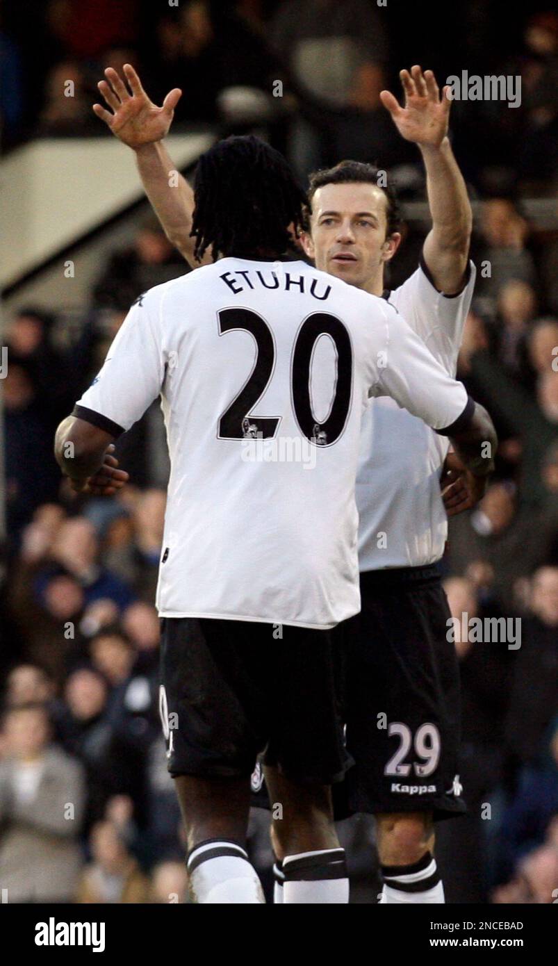 Fulham's Dickson Etuhu, front, celebrates scoring against Peterborough United with teammate Simon Davies during their English FA Cup third round soccer match at Craven Cottage, London, Saturday, Jan. 8, 2011. (AP Photo/Sang Tan) NO INTERNET/MOBILE USAGE WITHOUT FOOTBALL ASSOCIATION PREMIER LEAGUE (FAPL) LICENCE - CALL +44 (0)20 7864 9121 or EMAIL info@football-dataco.com FOR DETAILS Banque D'Images