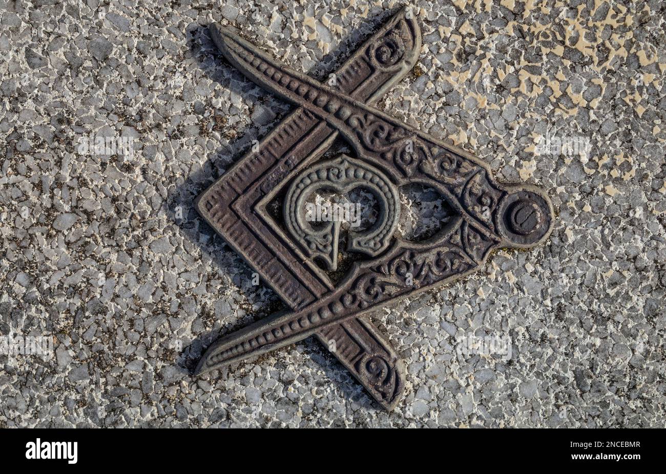 Symboles de la boussole et du carré de Freemasons sur une tombe à Glen Innes, dans le nord de la nouvelle-galles du Sud, en australie Banque D'Images