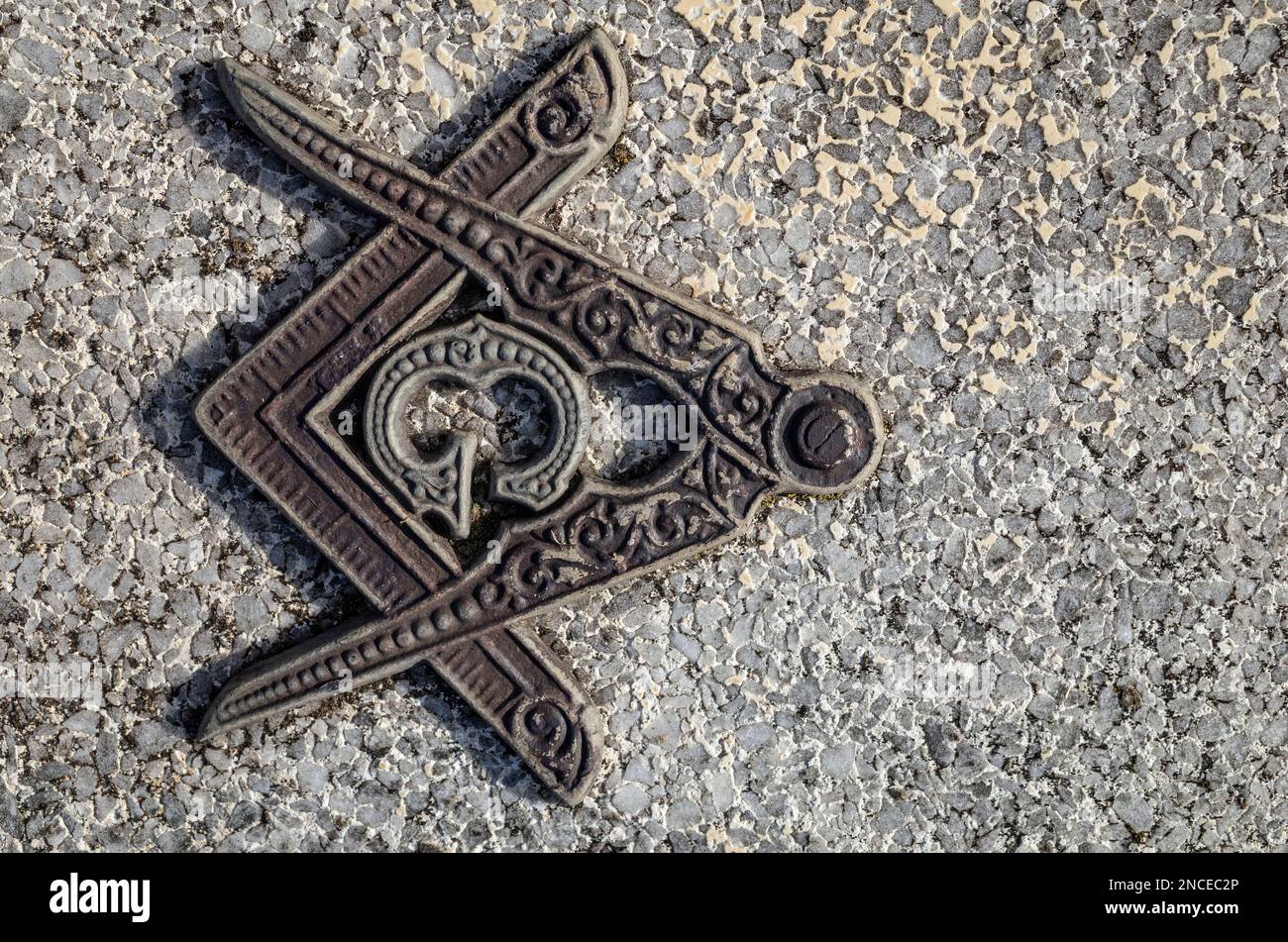 Symboles de la boussole et du carré de Freemasons sur une tombe à Glen Innes, dans le nord de la nouvelle-galles du Sud, en australie Banque D'Images
