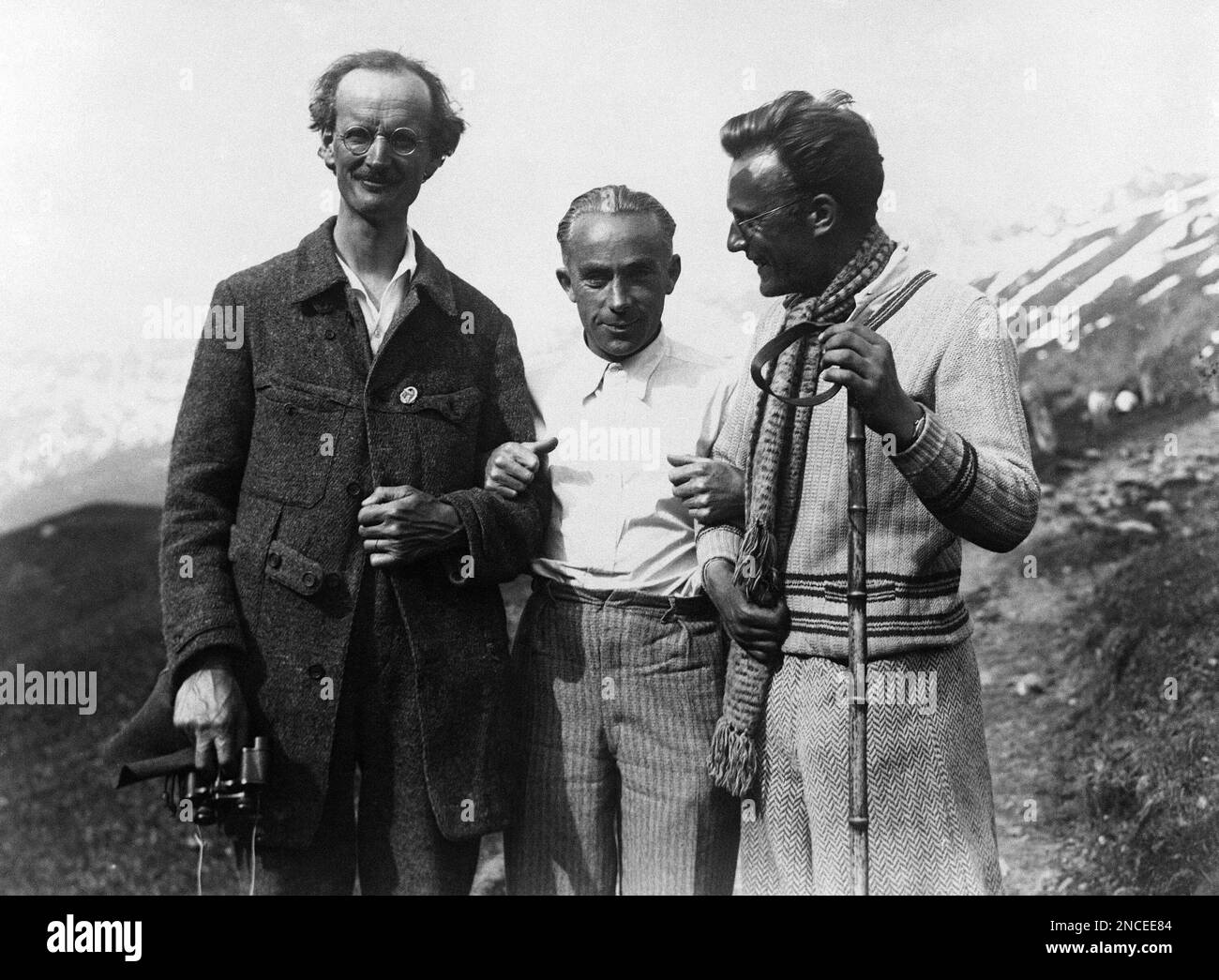 From left to right are: Swiss explorer Professor Auguste Piccard, the flying ace, Swiss aviation pioneer Walter Mittelholzer, and physicist Dr. Paul Kipfer after their landed safely on the Gurgel Glacier in the Oetztal Valley of the Tyrolean Alps in Austria, on June 2, 1931 at the end of their 10 miles ascent. (AP Photo) Banque D'Images