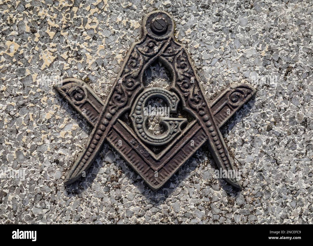 Symboles de la boussole et du carré de Freemasons sur une tombe à Glen Innes, dans le nord de la nouvelle-galles du Sud, en australie Banque D'Images