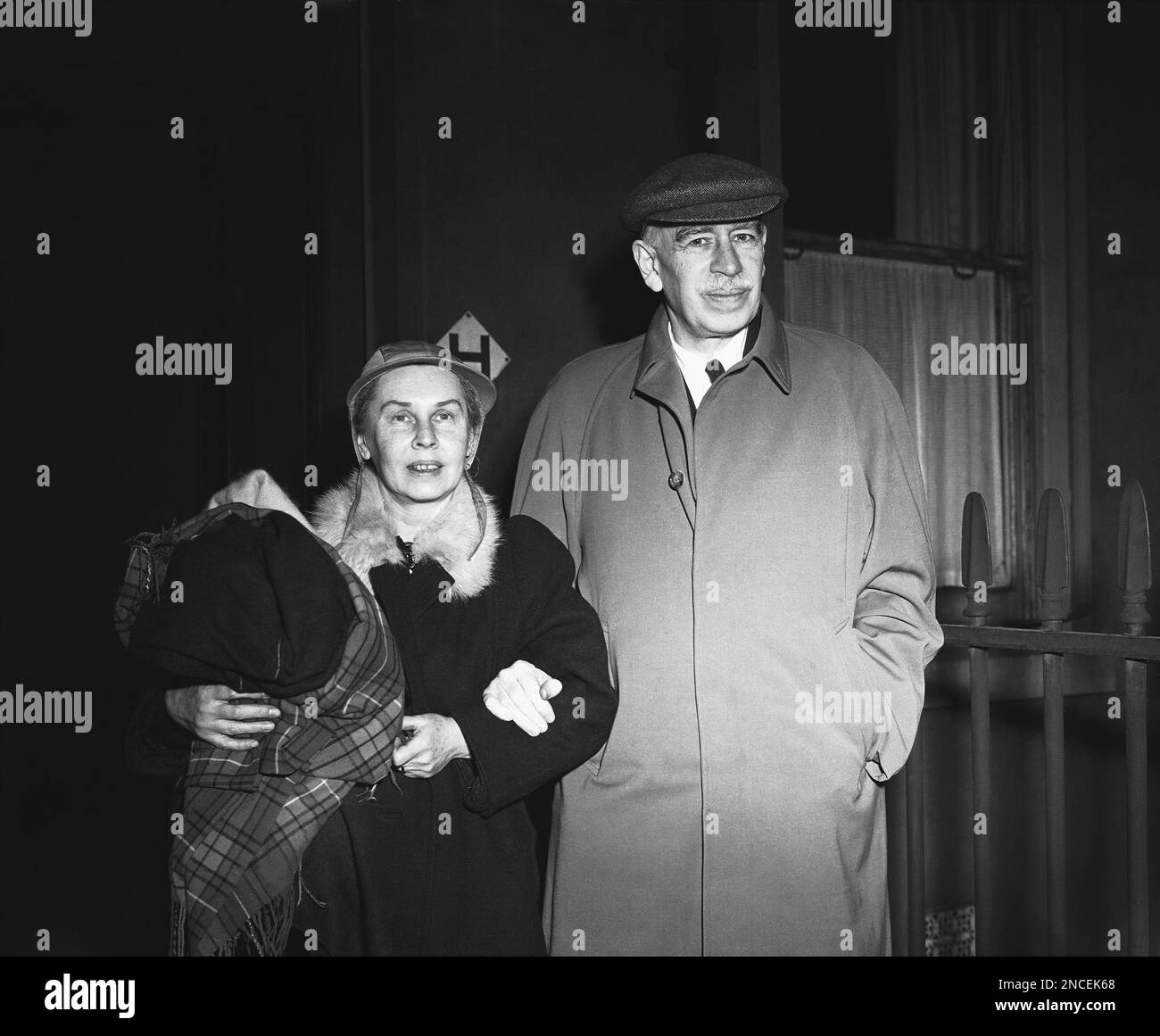 The economist and financial advisor Lord John Maynard Keynes, with his wife Lady Lydia formally Lydia Lopokova, arrive at their home in Gordon Square, London, on Dec. 17, 1945. (AP Photo) Banque D'Images