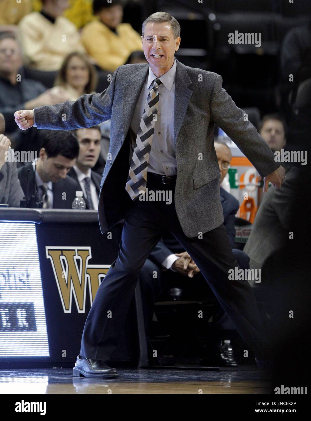 Wake Forest coach Jeff Bzdelik shouts to his team during the first half of Wake Forest's 79-63 win over High Point in an NCAA college basketball game in Winston-Salem, N.C., Wednesday, Jan. 5, 2011. (AP Photo/Chuck Burton) Banque D'Images