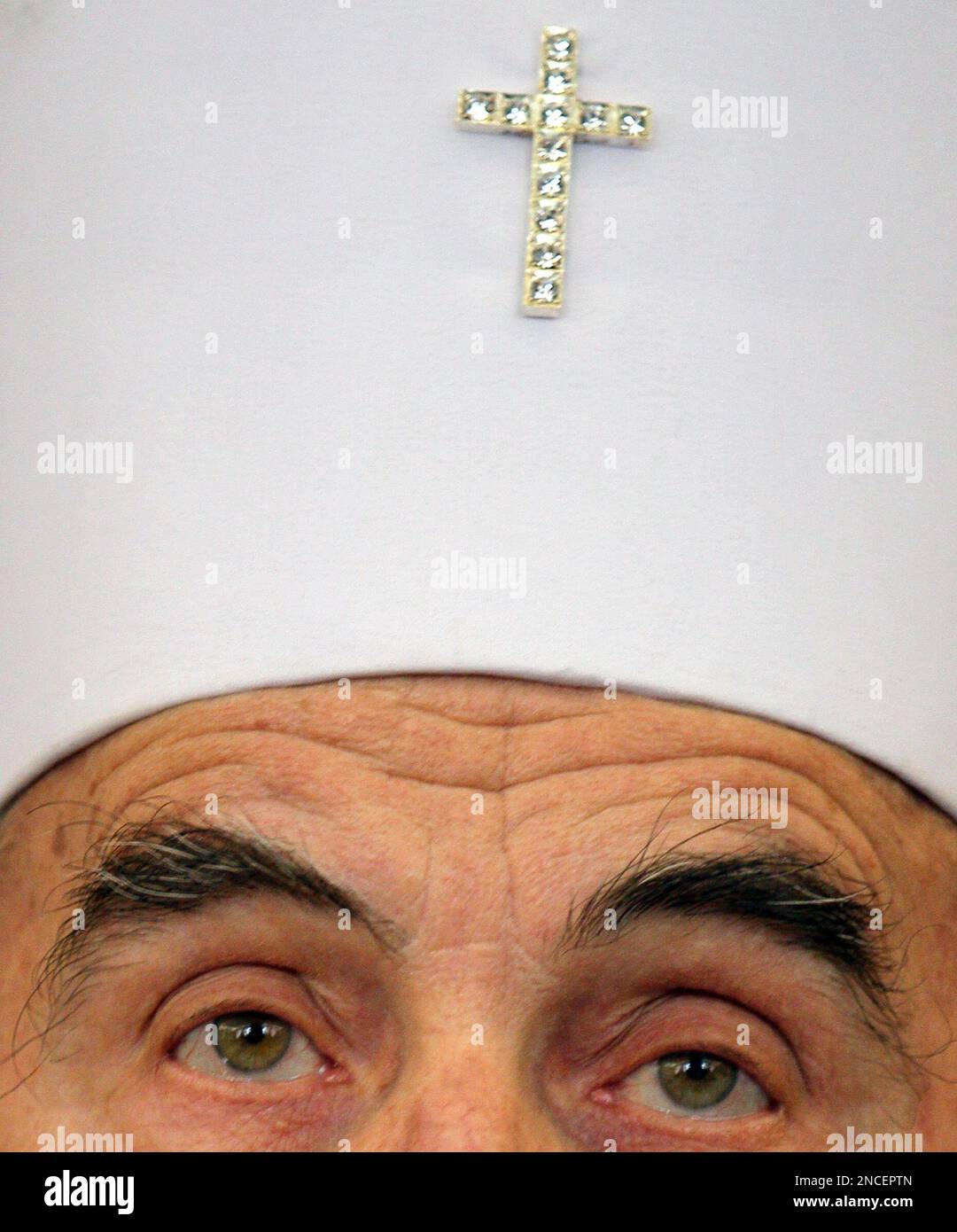 Serbian Orthodox Church Patriarch Irinej reads his Christmas message in Belgrade, Serbia, Wednesday, Jan. 5, 2011. Orthodox believers in Serbia celebrate Christmas on January 7, according to the Julian calendar. (AP Photo/Darko Vojinovic) Banque D'Images