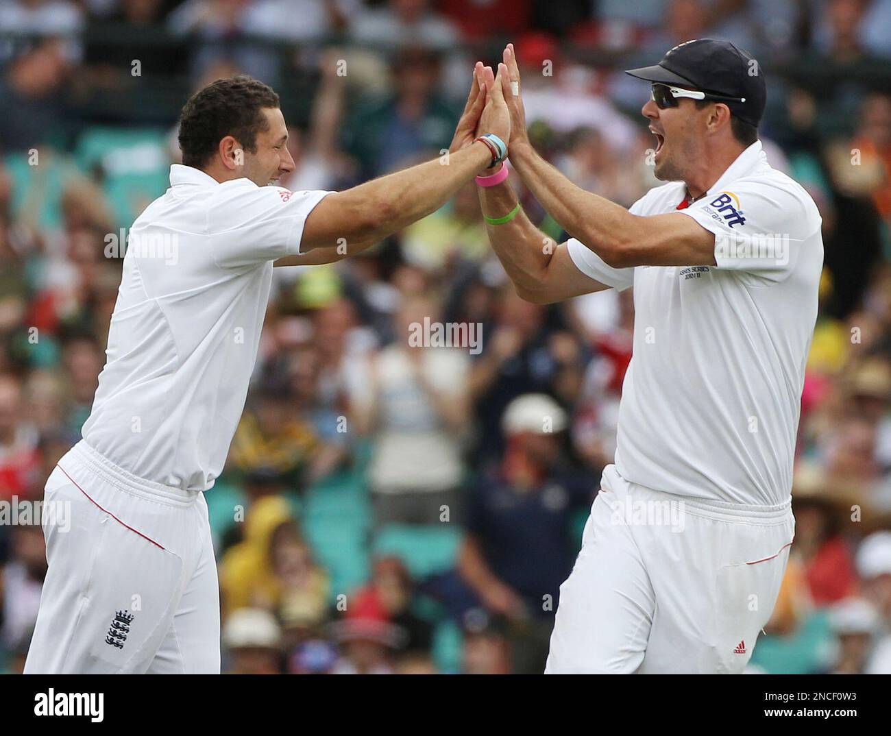 England's Tim Bresnan, left, celebrates with teammate Kevin Pietersen after dismissing Australian captain Michael Clarke on the first day's play of their fifth and final Ashes cricket test at the Sydney Cricket Ground in Sydney, Australia, Monday, Jan. 3, 2011. (AP Photo/Mark Baker) Banque D'Images
