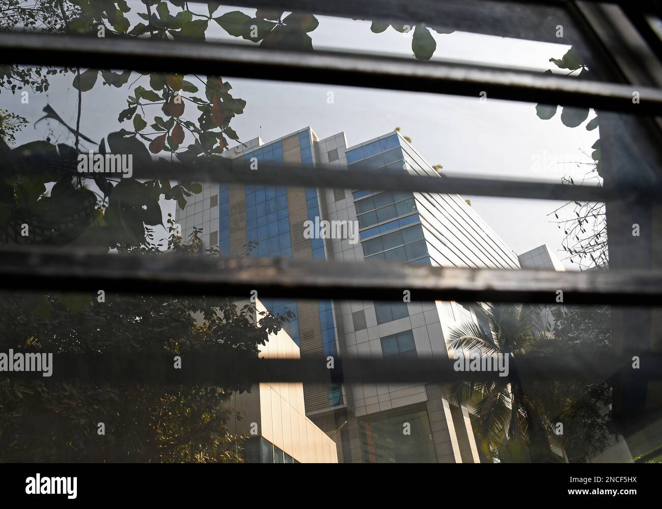 Mumbai, Inde. 14th févr. 2023. Une réflexion sur un verre de bureau de la BBC situé au cinquième étage du bâtiment 'Windsor' à Mumbai. Les responsables de l'impôt sur le revenu (IT) ont mené une enquête au bureau de la BBC à Delhi et à Mumbai pour des allégations de détournement de bénéfices et d'irrégularités dans les prix de transfert. Une enquête a été menée dans les bureaux de la BBC à Delhi et Mumbai quelques semaines après une controverse massive sur le documentaire du Premier ministre Narendra Modi sur les émeutes du Gujarat en 2002. Crédit : SOPA Images Limited/Alamy Live News Banque D'Images