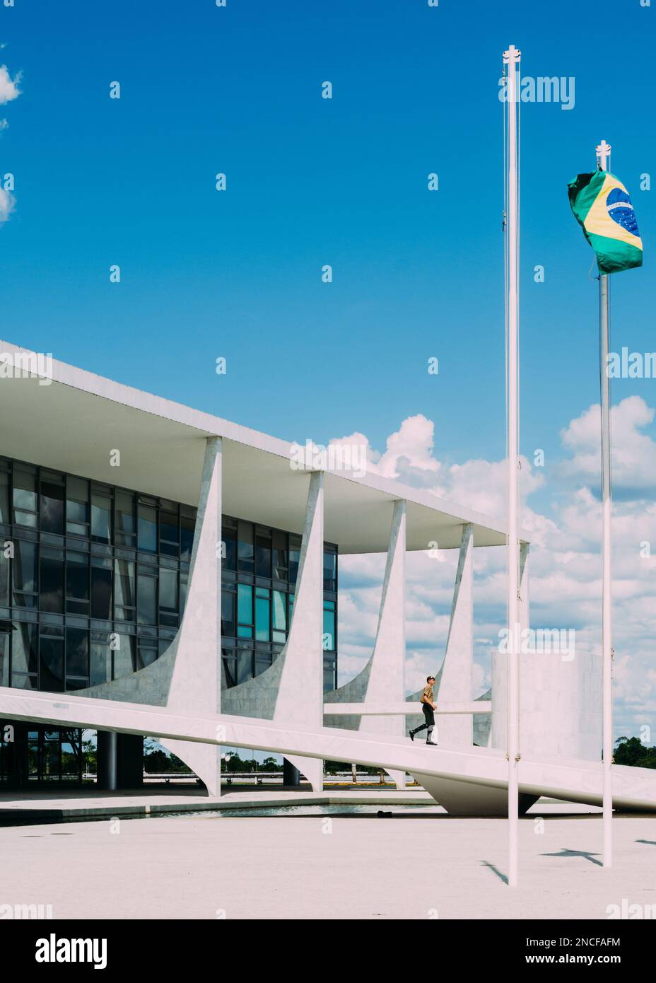 Brasilia, Brésil - 13 février 2023 : soldat sur la place des trois puissances à Brasilia, où se trouvent les bâtiments emblématiques de la capitale fédérale du Brésil Banque D'Images