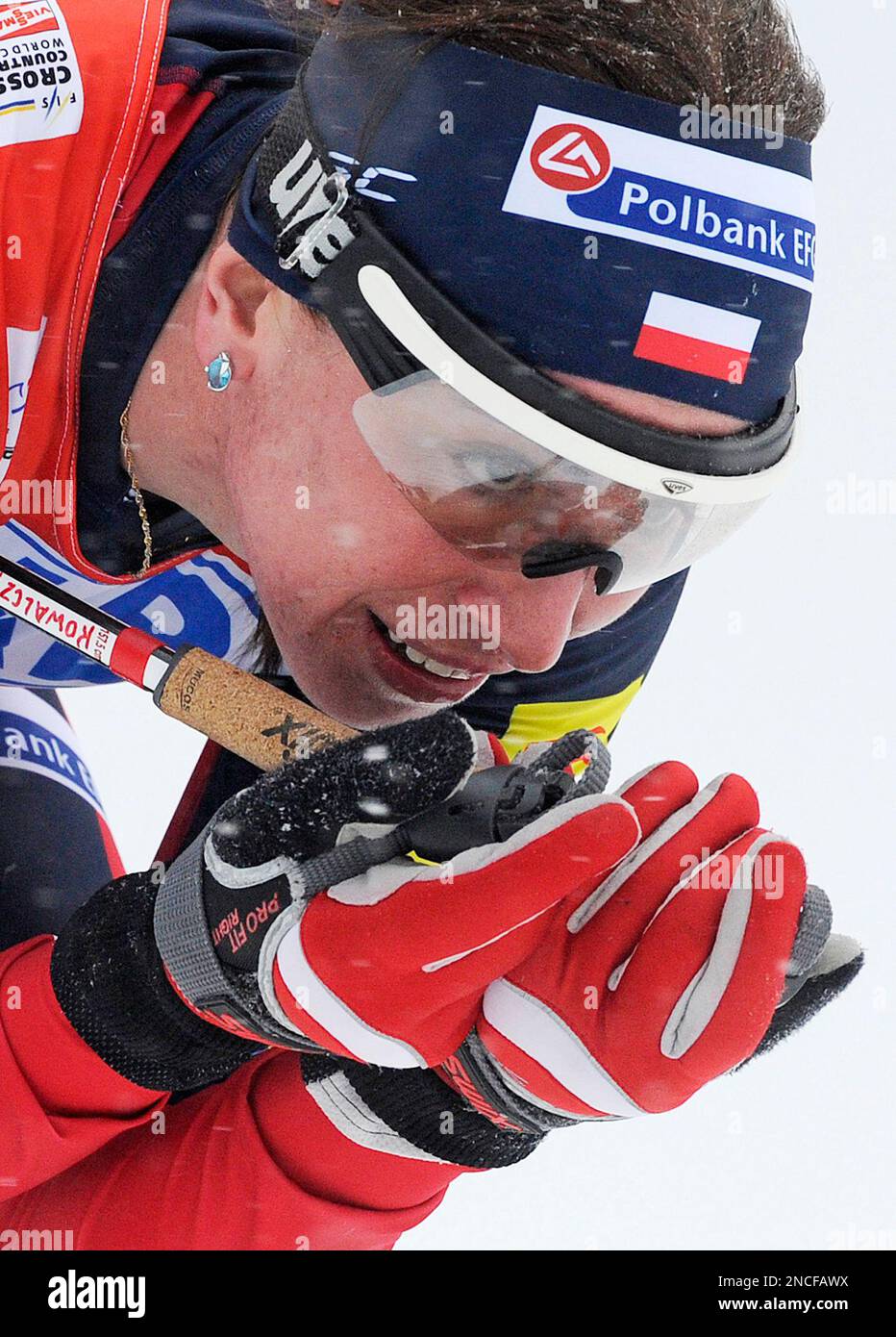 Winner Justyna Kowalczyk of Poland skis during the ladies freestyle 2.5 km prologue at the cross country Tour de Ski competition in Oberhof, Germany, Friday, Dec. 31, 2010. (AP Photo/Jens Meyer) Banque D'Images