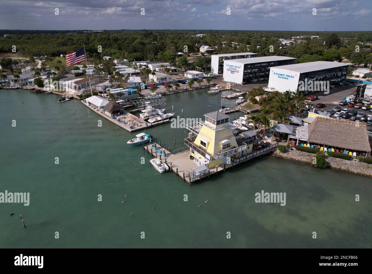 Vue aérienne de la marina et du phare avec une cabane tiki, stockage de bateaux. Englewood Floride États-Unis. Banque D'Images
