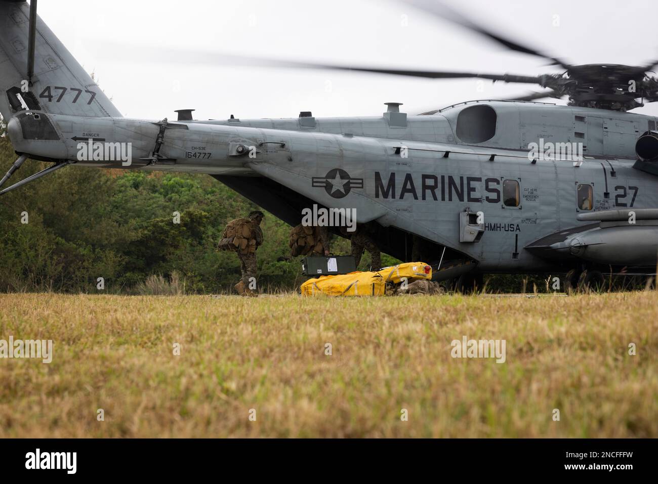 ÉTATS-UNIS Marines avec 3rd Bataillon, 4th Marines chargent sur un Super Stallion CH-53E pendant l'exercice Jungle Warfare 23 à Camp Schwab, Okinawa, Japon, 14 février 2023. JWX 23 est un exercice de formation sur le terrain à grande échelle axé sur l'exploitation des capacités intégrées des partenaires conjoints et alliés afin de renforcer la sensibilisation, les manœuvres et les incendies de tous les domaines dans un environnement maritime distribué. (É.-U. Photo du corps marin par le Sgt. Abrey Liggins) Banque D'Images