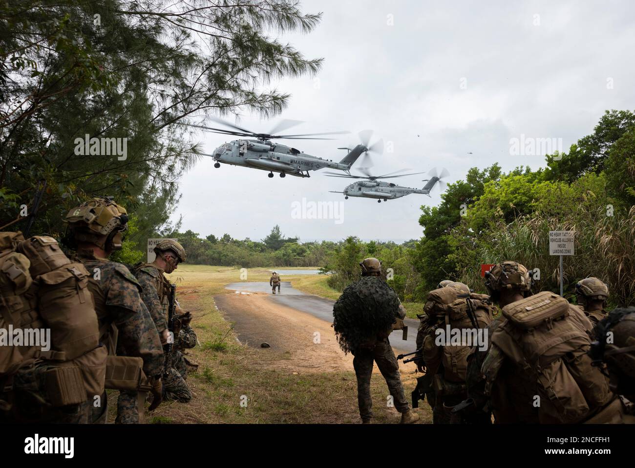 ÉTATS-UNIS Marines avec 3rd Bataillon, 4th Marines se préparent à charger des superétalons CH-53E pendant l'exercice Jungle Warfare 23 au Camp Schwab, Okinawa, Japon, 14 février 2023. JWX 23 est un exercice de formation sur le terrain à grande échelle axé sur l'exploitation des capacités intégrées des partenaires conjoints et alliés afin de renforcer la sensibilisation, les manœuvres et les incendies de tous les domaines dans un environnement maritime distribué. (É.-U. Photo du corps marin par le Sgt. Abrey Liggins) Banque D'Images