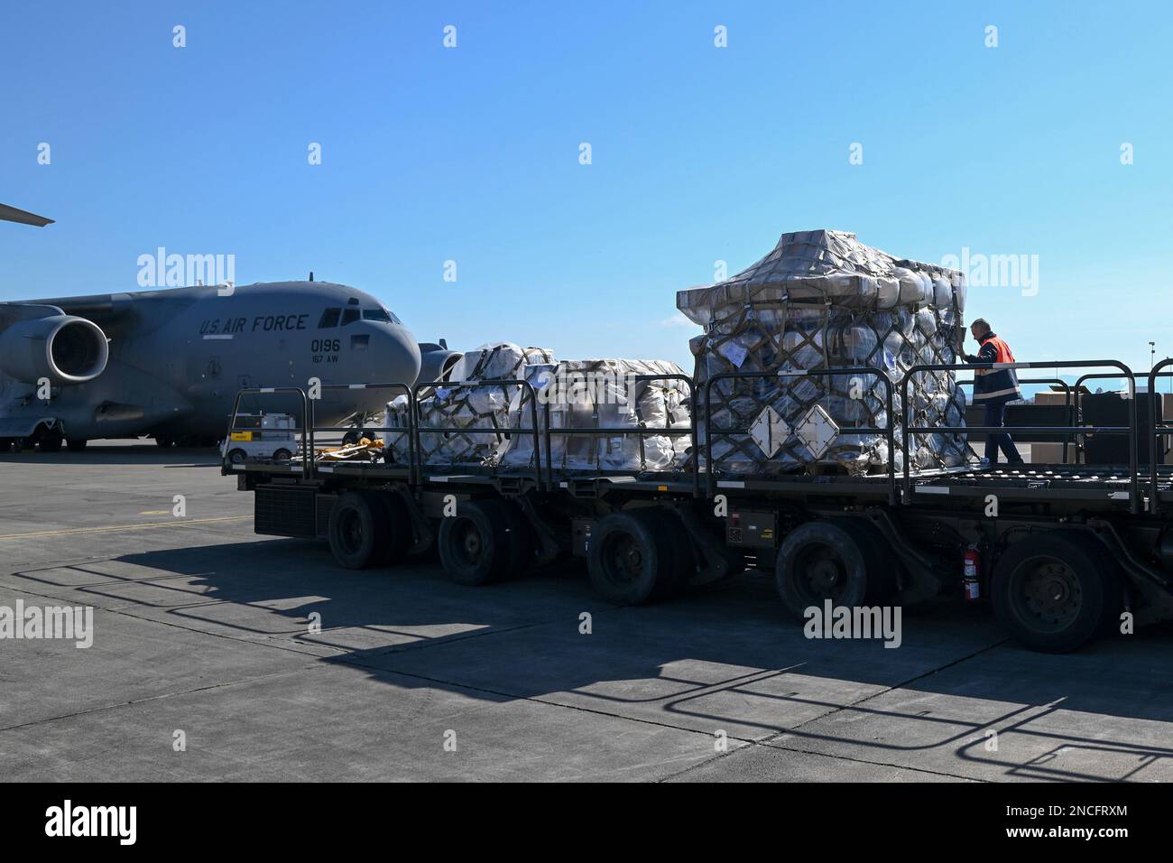 STATION NAVALE AÉRIENNE DE SIGONELLA, Italie (12 février 2023) des entrepreneurs italiens travaillent avec les États-Unis Les marins de la Marine affectés à la Station aérienne navale de Sigonella pour transférer les palettes reçues des expéditions navales, 12 février 2023. À la suite d'un séisme de magnitude 7,8 qui a frappé Türkiye le 6 février 2023, les forces militaires américaines ont été affectées aux États-Unis Le Commandement européen fournit une aide humanitaire et des secours en cas de catastrophe à l'appui des États-Unis L'Agence pour le développement international (USAID), le Bureau d'assistance humanitaire (BHA) et la communauté internationale auprès du peuple turc pendant cette tragédie. Strate de NAS Sigonella Banque D'Images